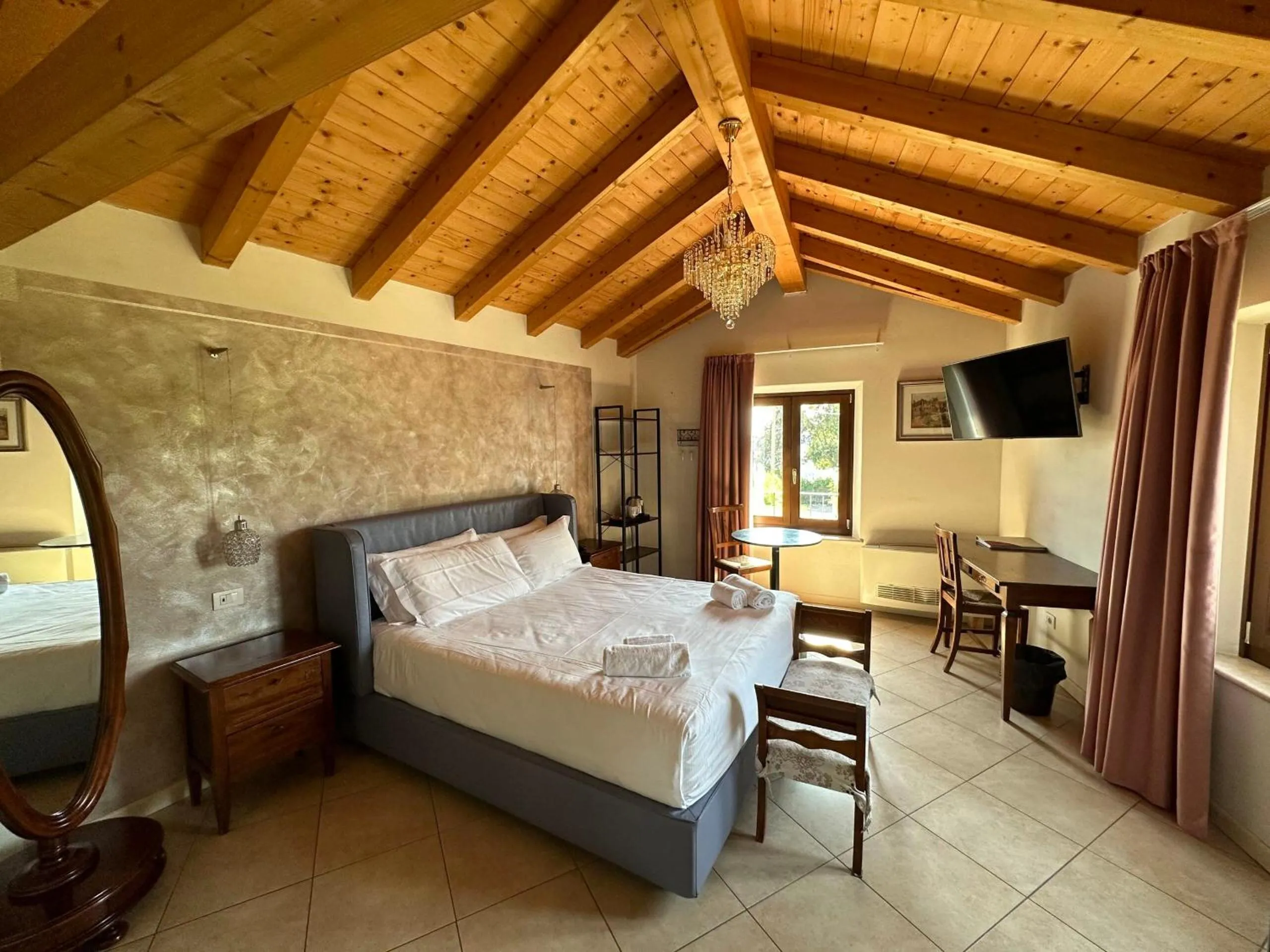 Photo of the whole room, Bed in Casaliva Relais