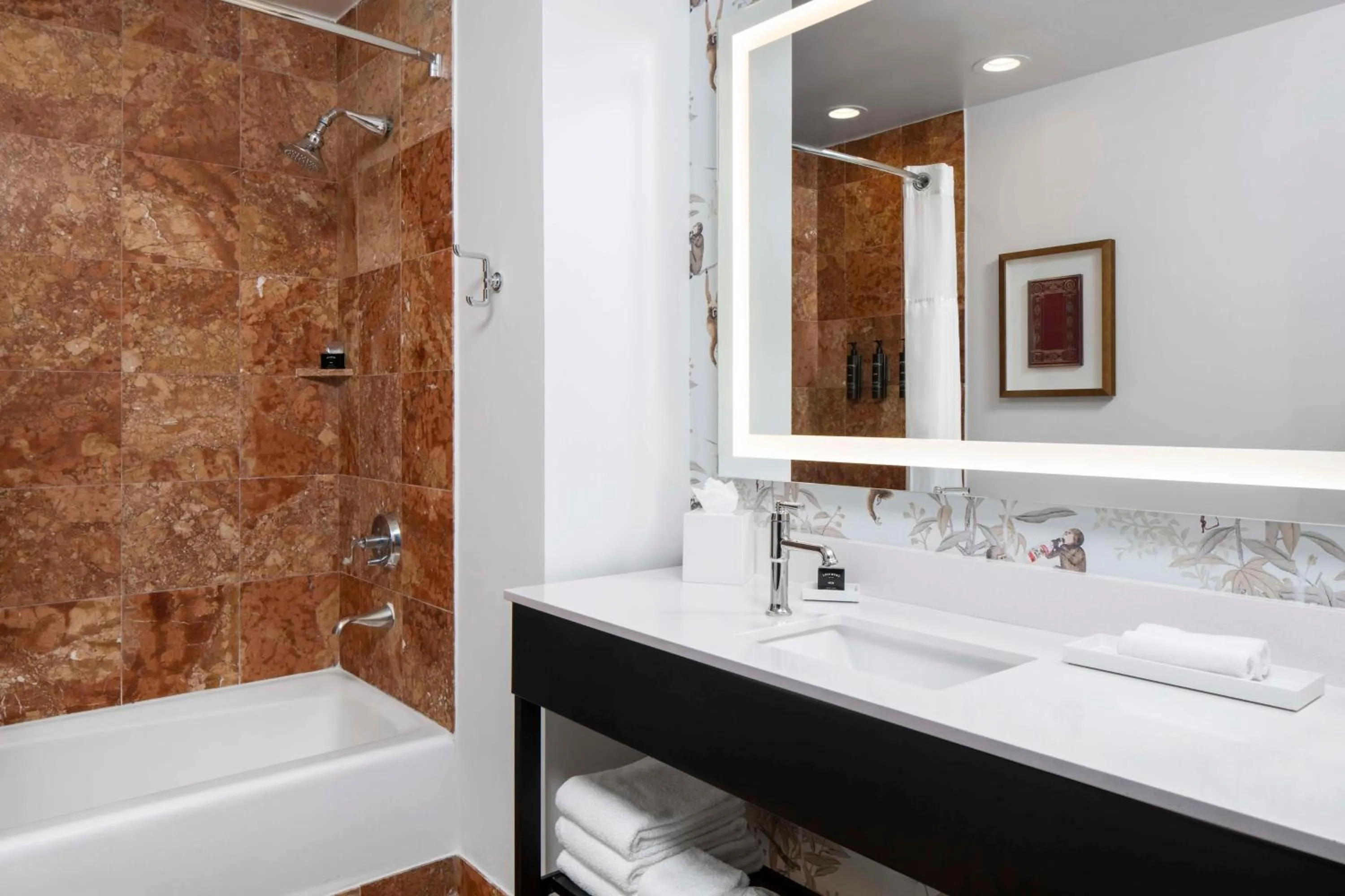 Bathroom, Bed in Hotel Theo New Orleans, Tapestry Collection by Hilton