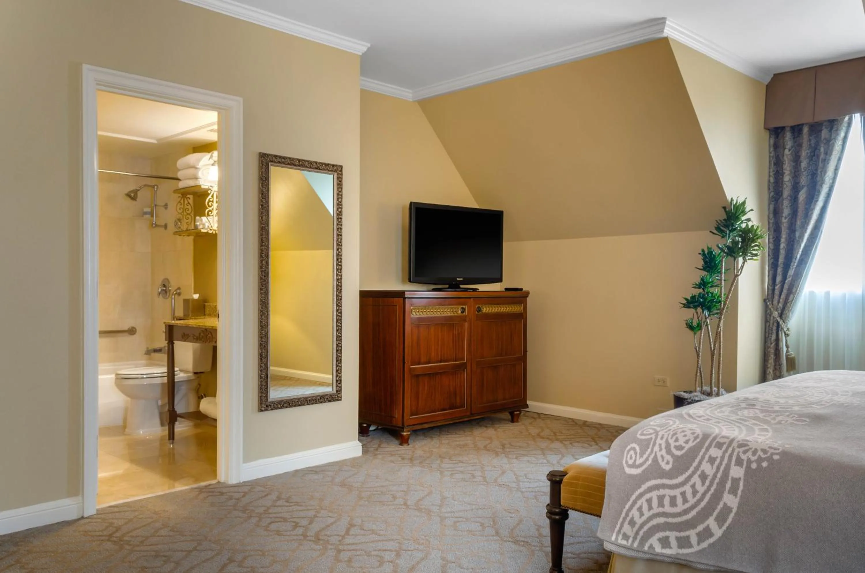 Photo of the whole room, Bed in Omni Royal Orleans Hotel