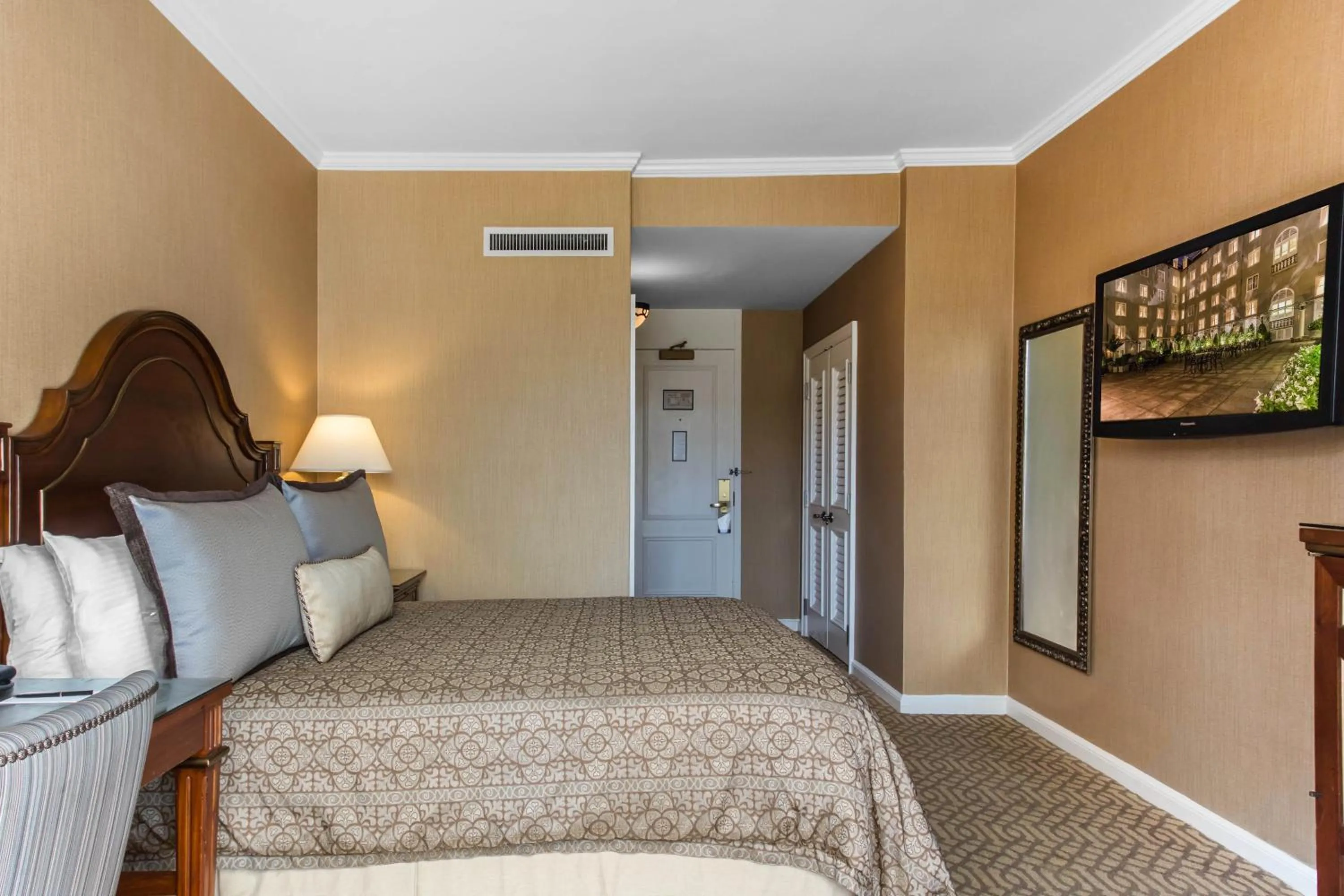 Photo of the whole room, Bed in Omni Royal Orleans Hotel