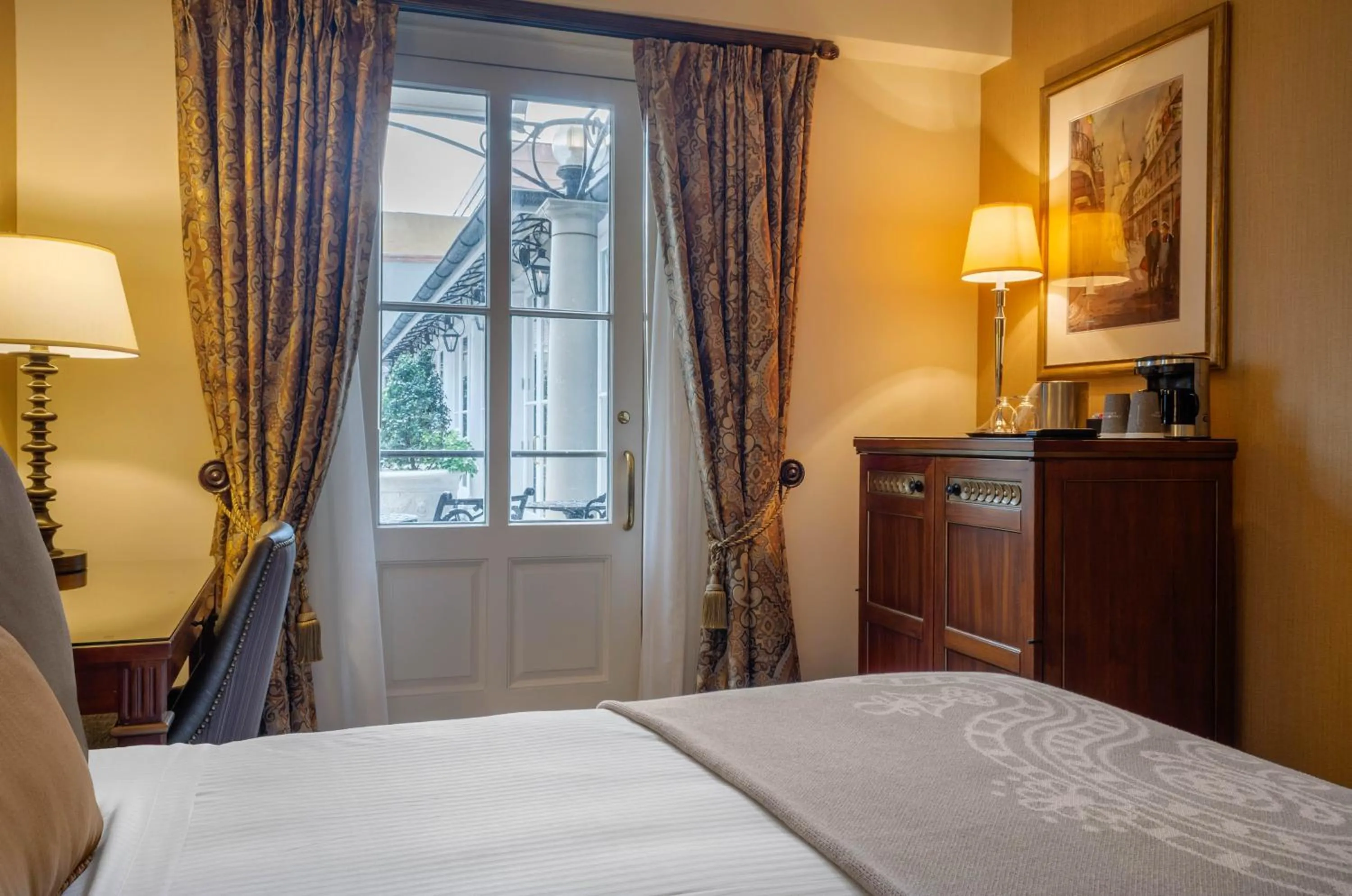 Photo of the whole room, Bed in Omni Royal Orleans Hotel