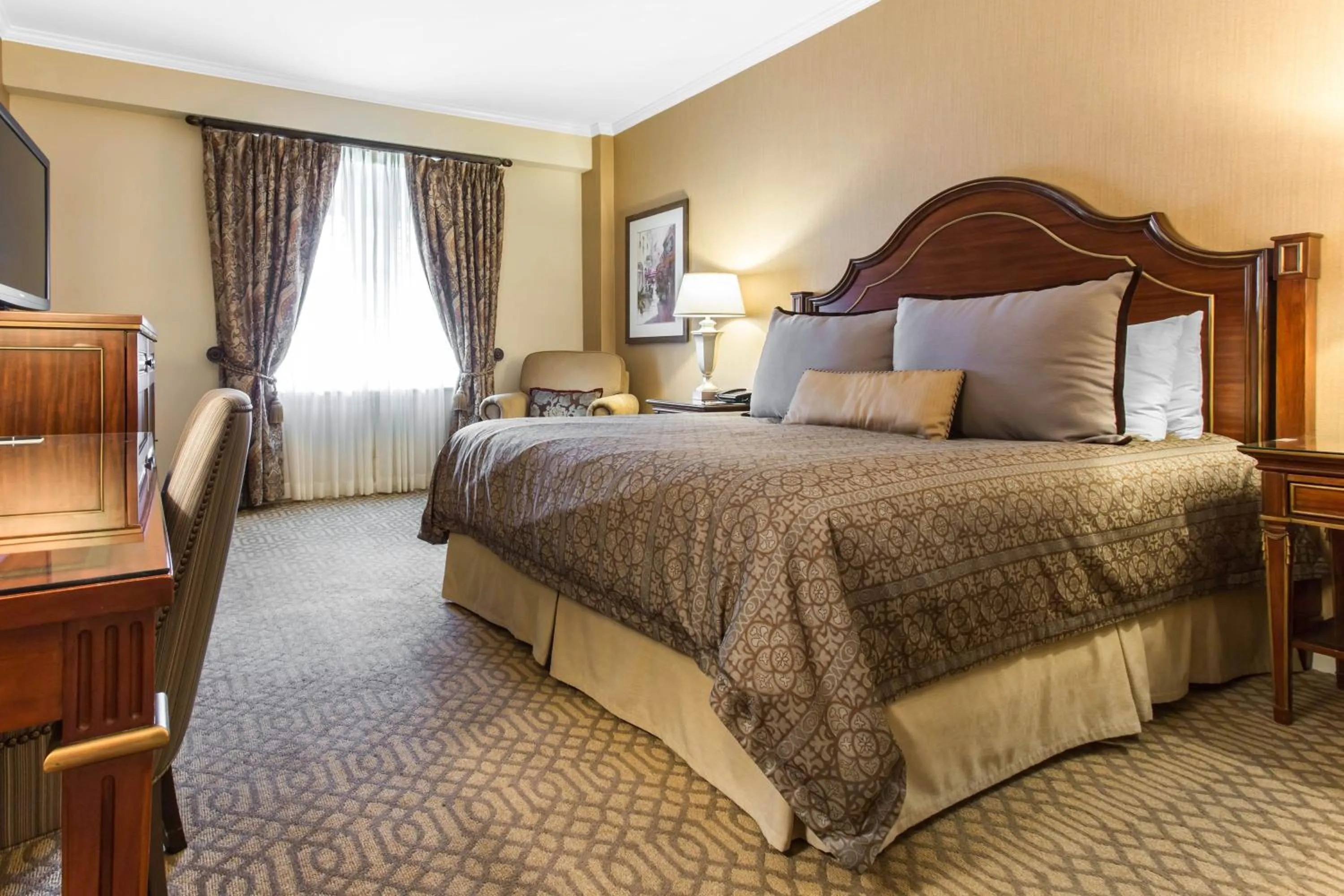 Photo of the whole room, Bed in Omni Royal Orleans Hotel