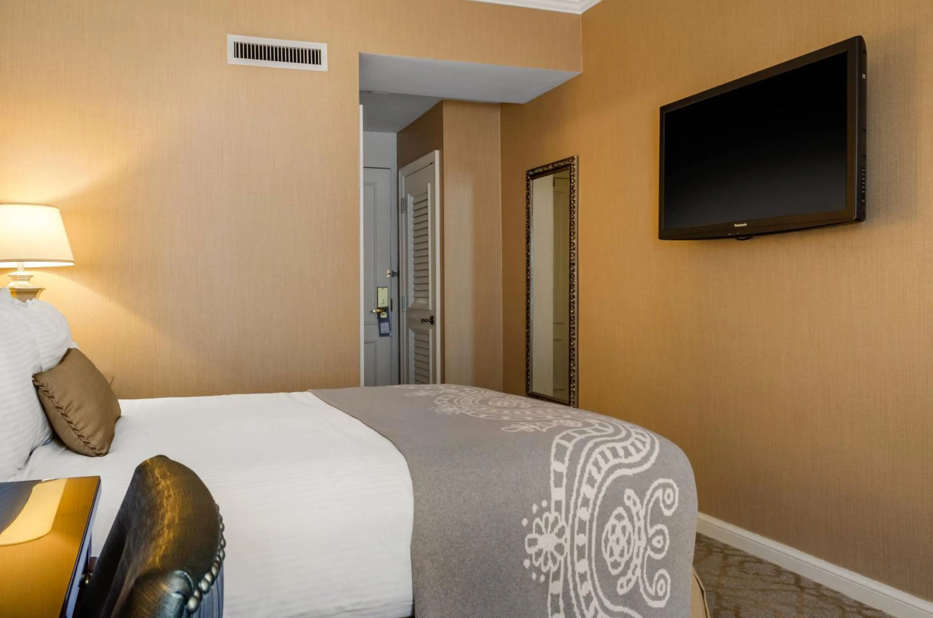 Photo of the whole room, Bed in Omni Royal Orleans Hotel