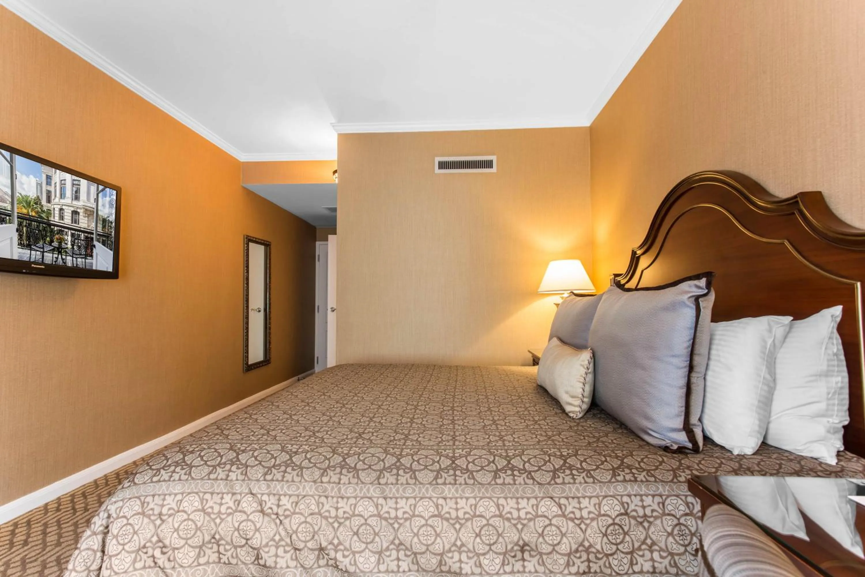 Photo of the whole room, Bed in Omni Royal Orleans Hotel