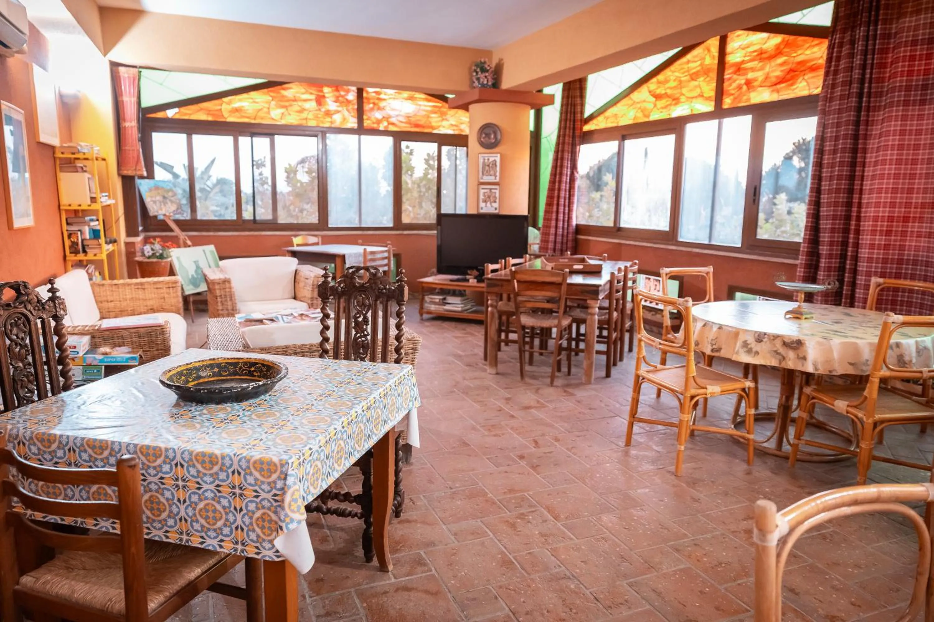 Communal lounge/ TV room in B&B Villa Anna