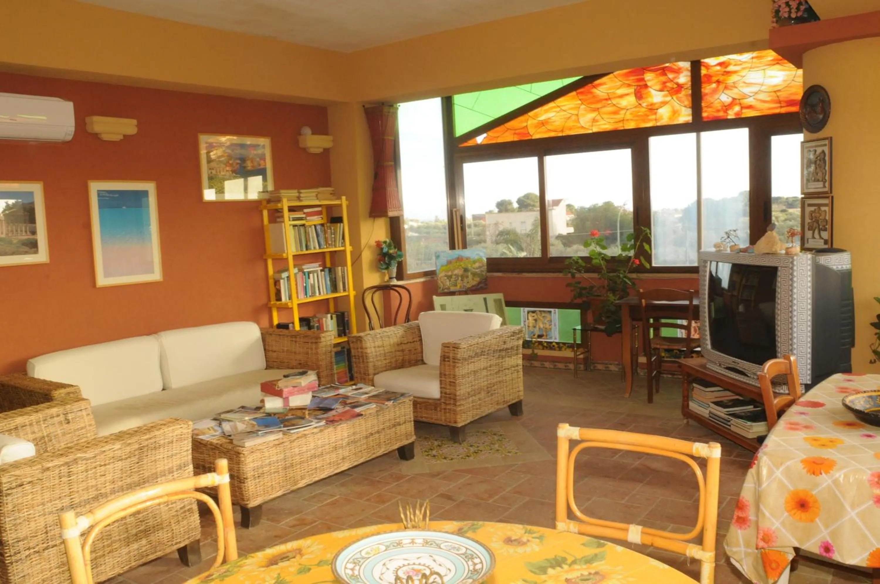 Communal lounge/ TV room in B&B Villa Anna
