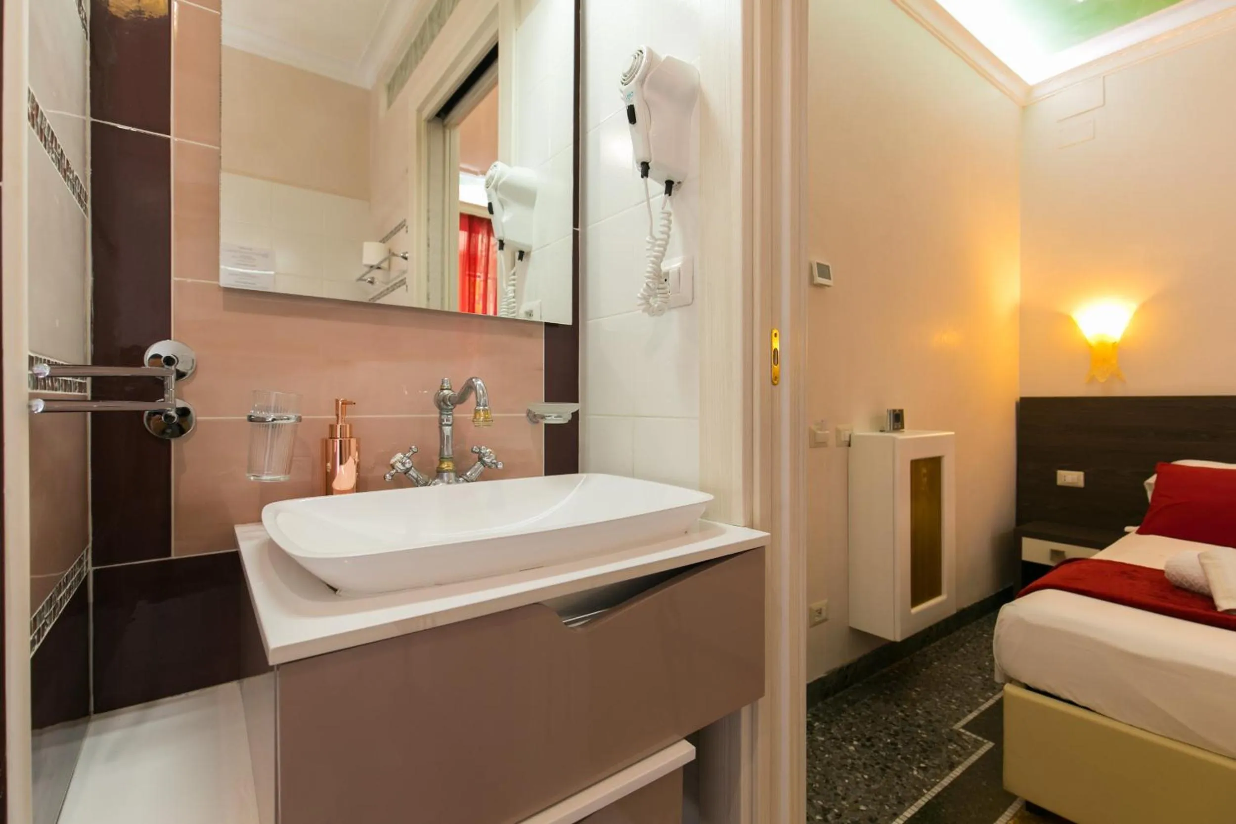 Bathroom, Bed in Anthony 47