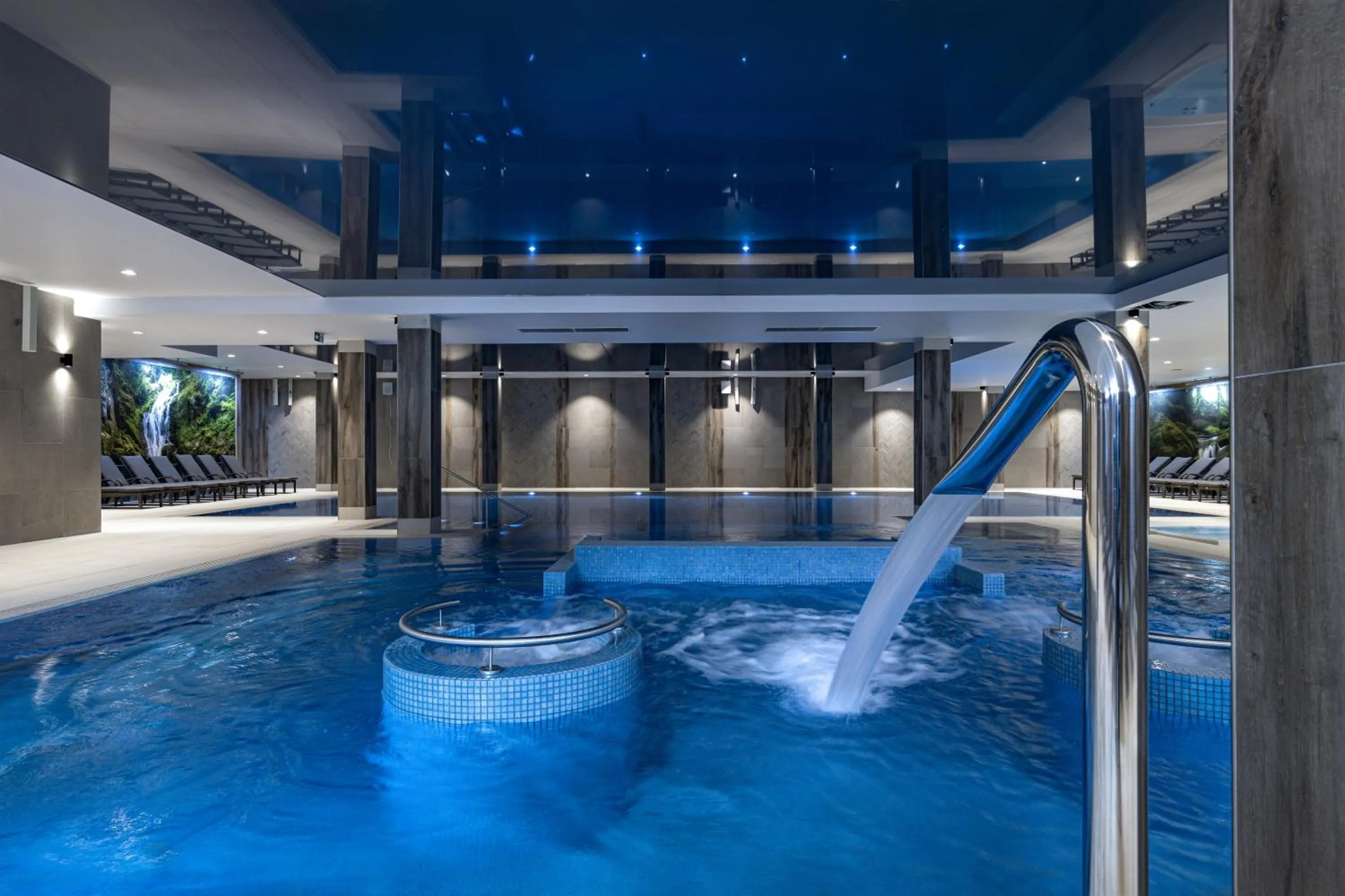 Swimming pool in Platinum Apartments