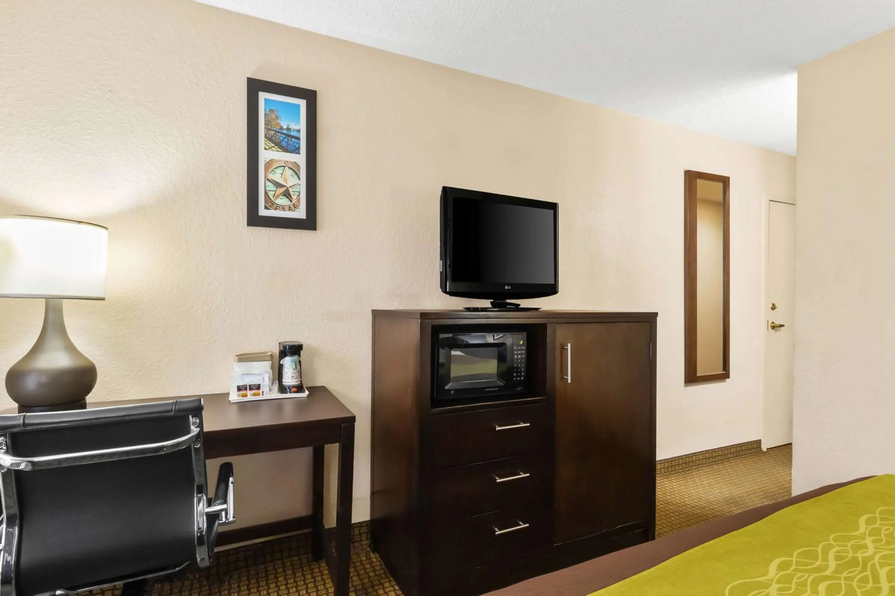 Bedroom in Sonesta Essential NW Houston