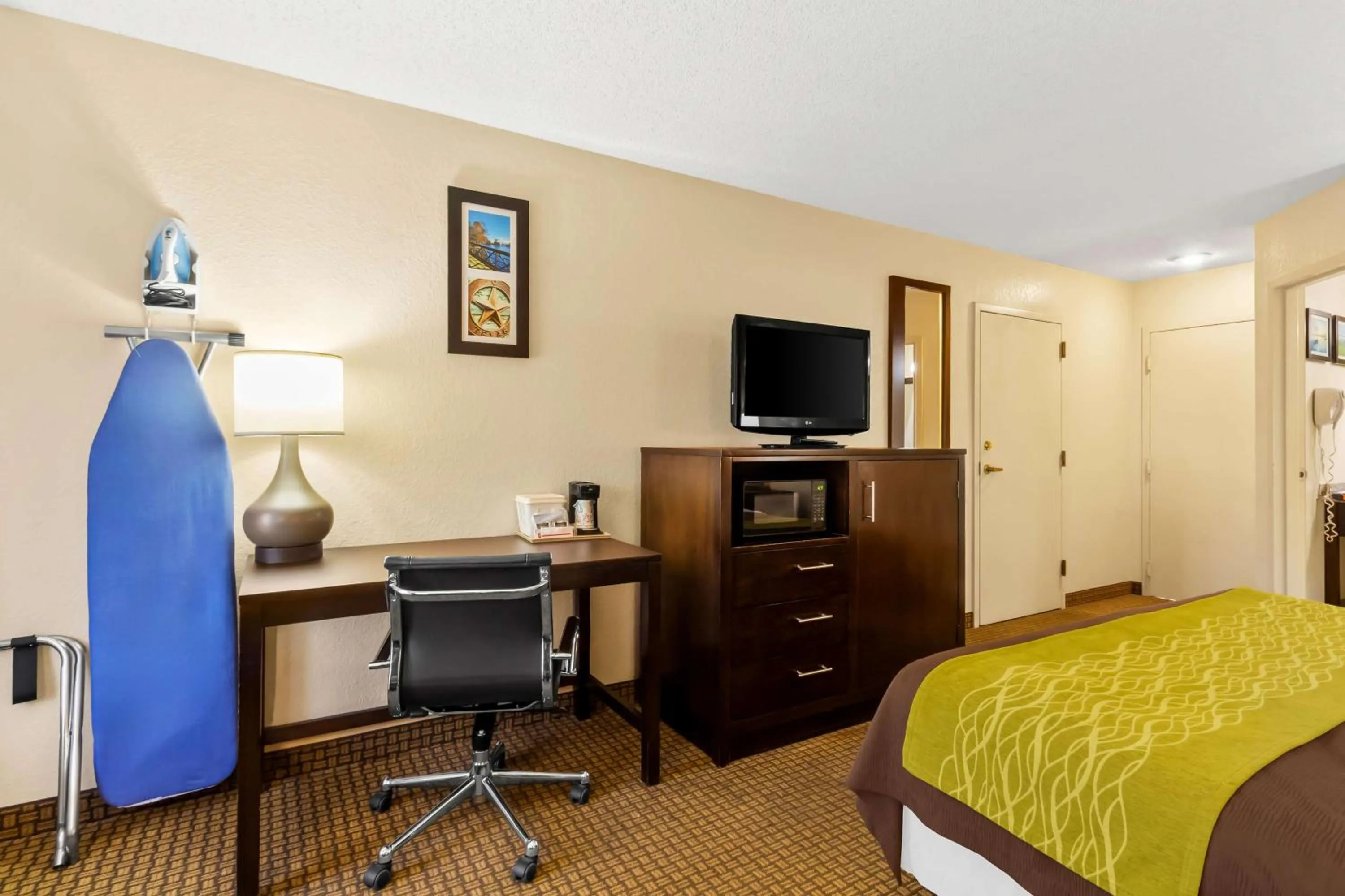 Bedroom, Bed in Sonesta Essential NW Houston