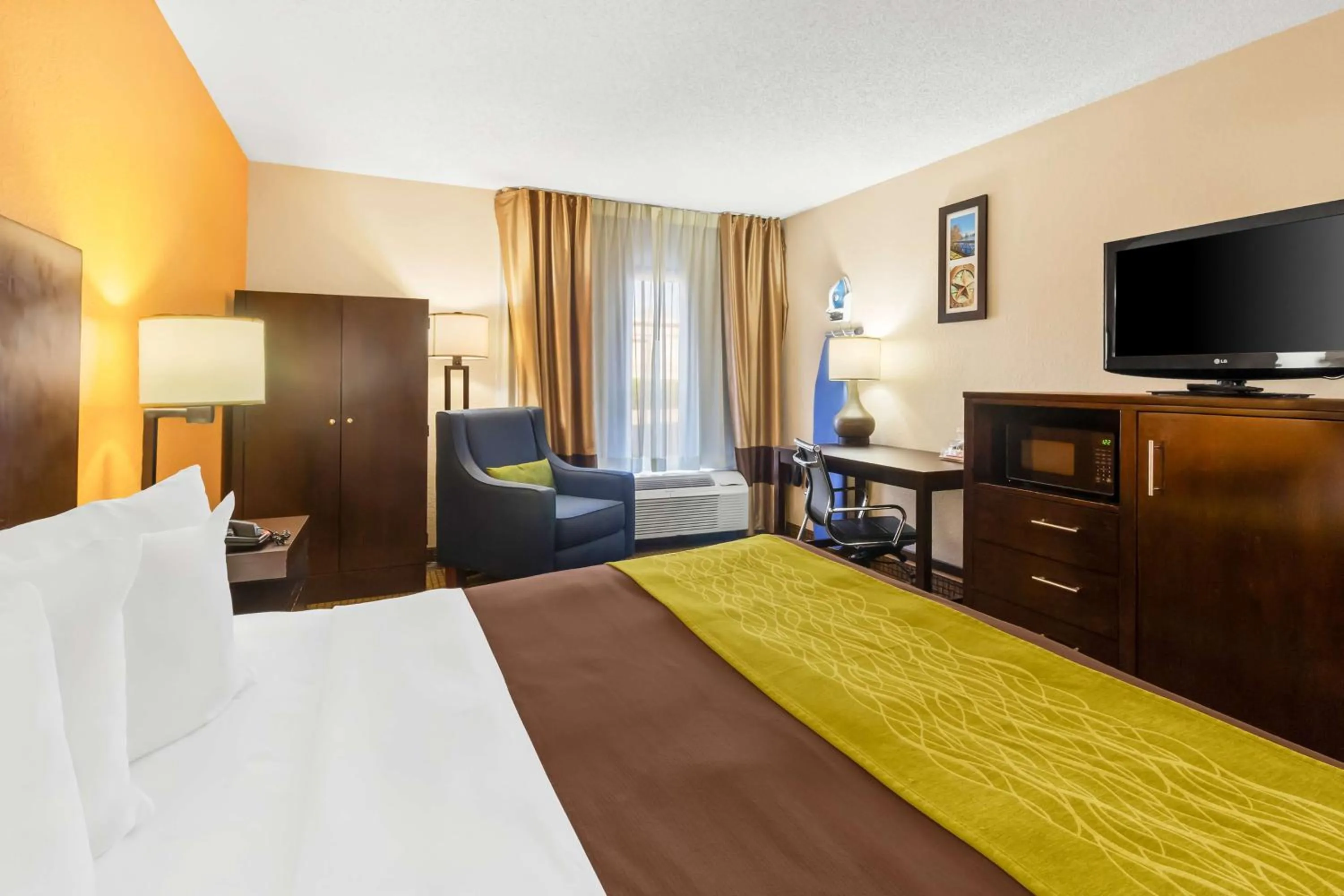 Bedroom, Bed in Sonesta Essential NW Houston