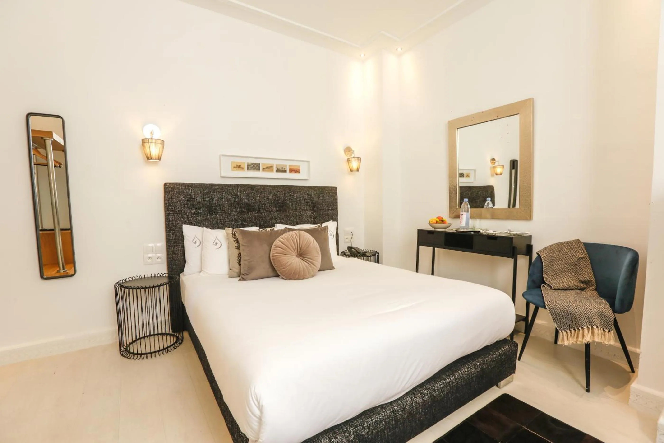 Photo of the whole room, Bed in Suite Azur Hotel