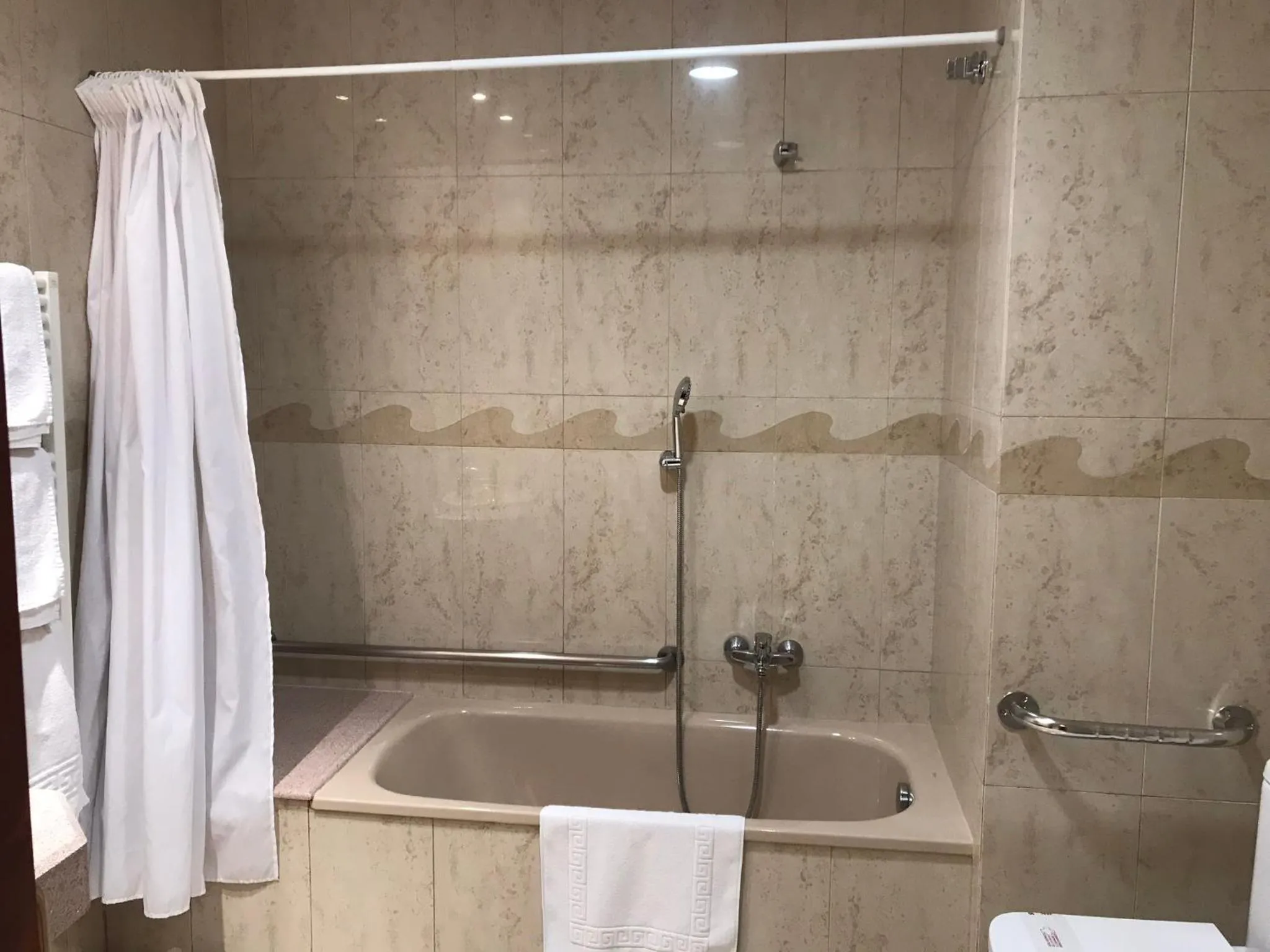 Queen Room with Two Queen Beds - Disability Access in Hotel Suís