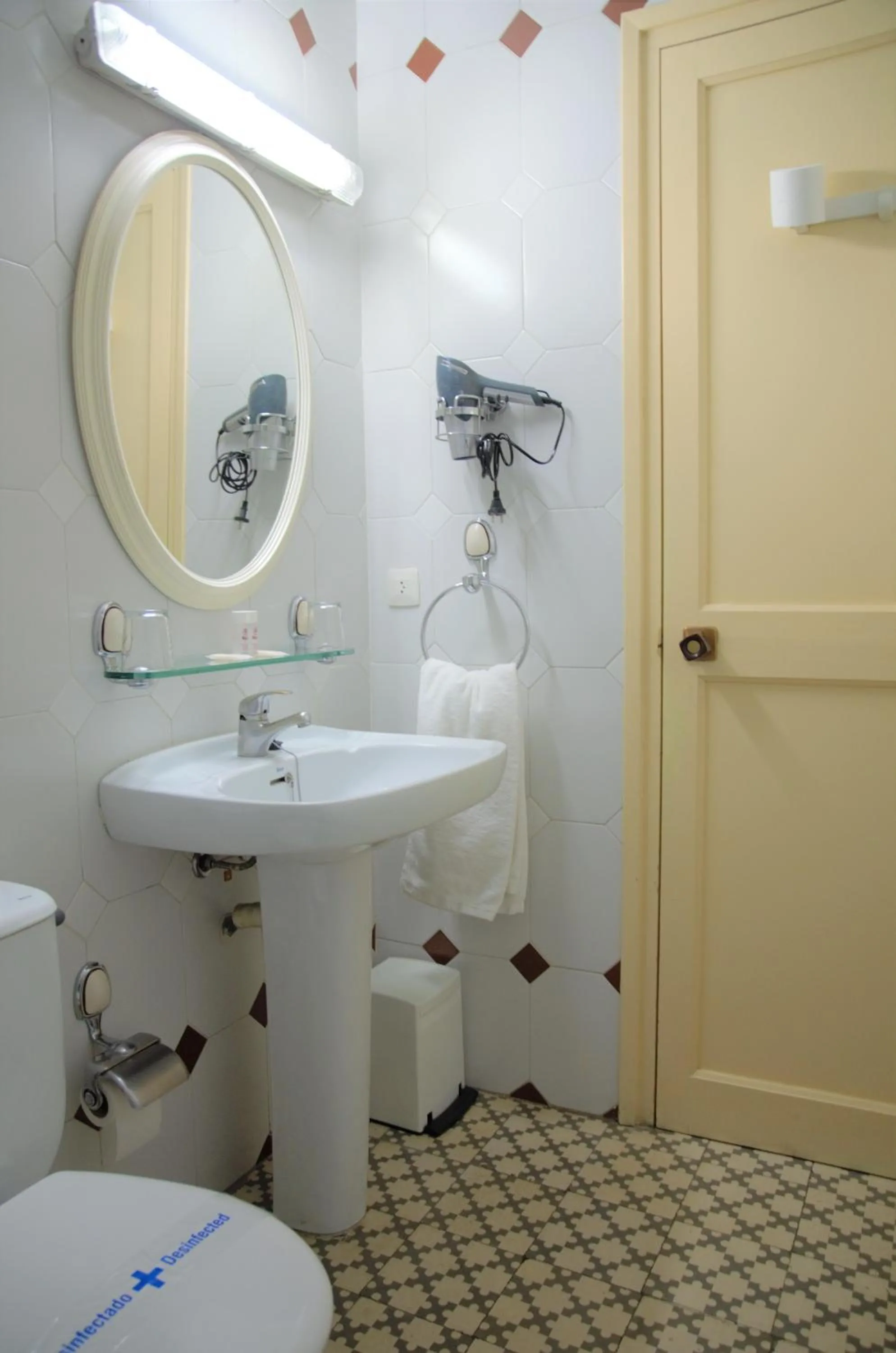 Standard Twin Room in Hotel Suís