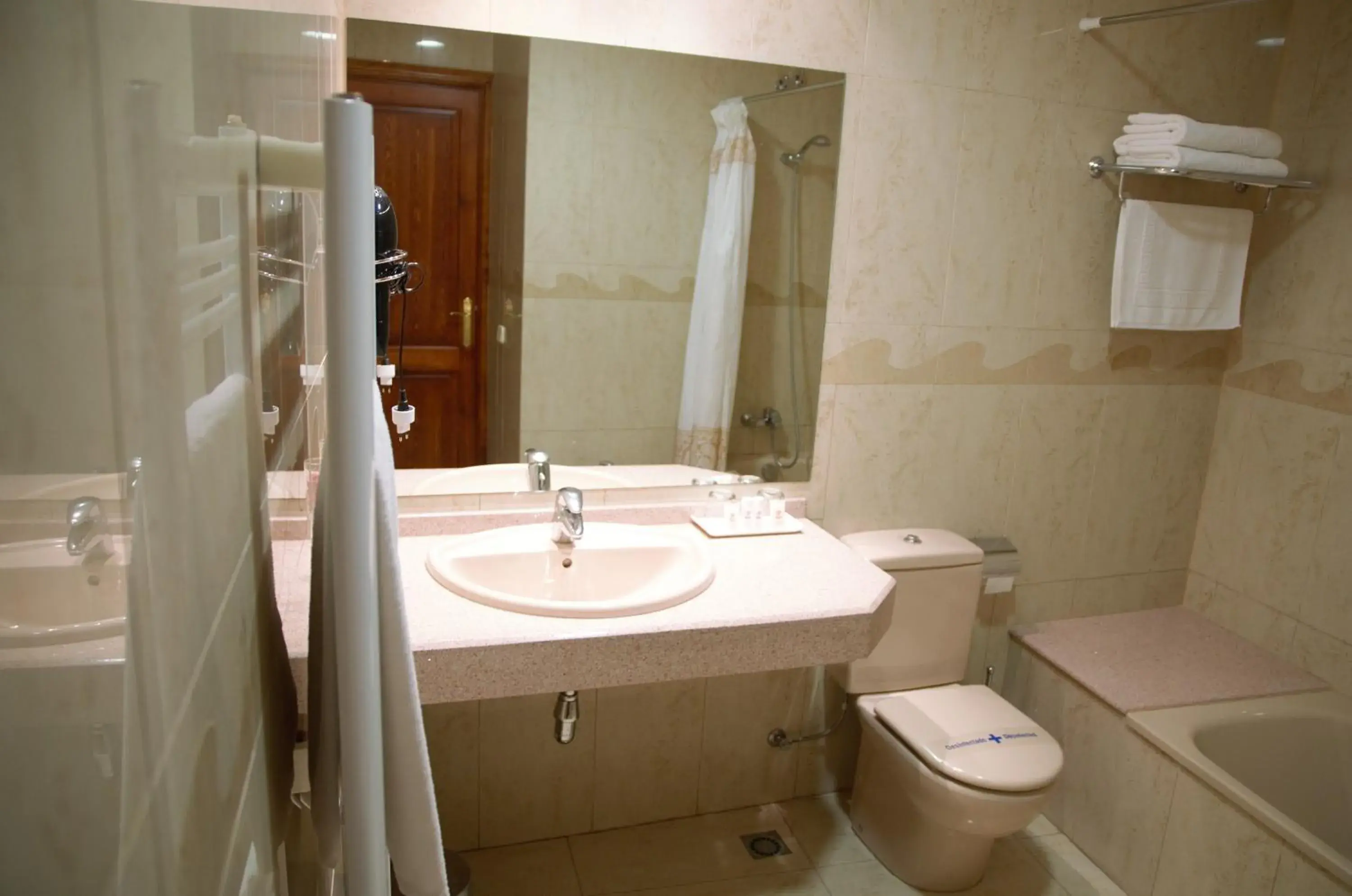Superior Twin Room in Hotel Suís Superior Twin Room in Hotel Suís