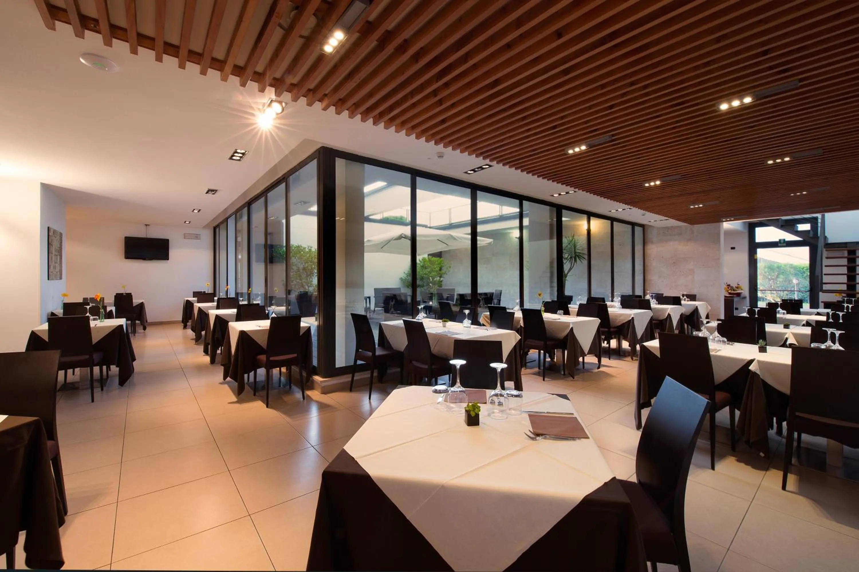 Restaurant/places to eat in Garden Hotel