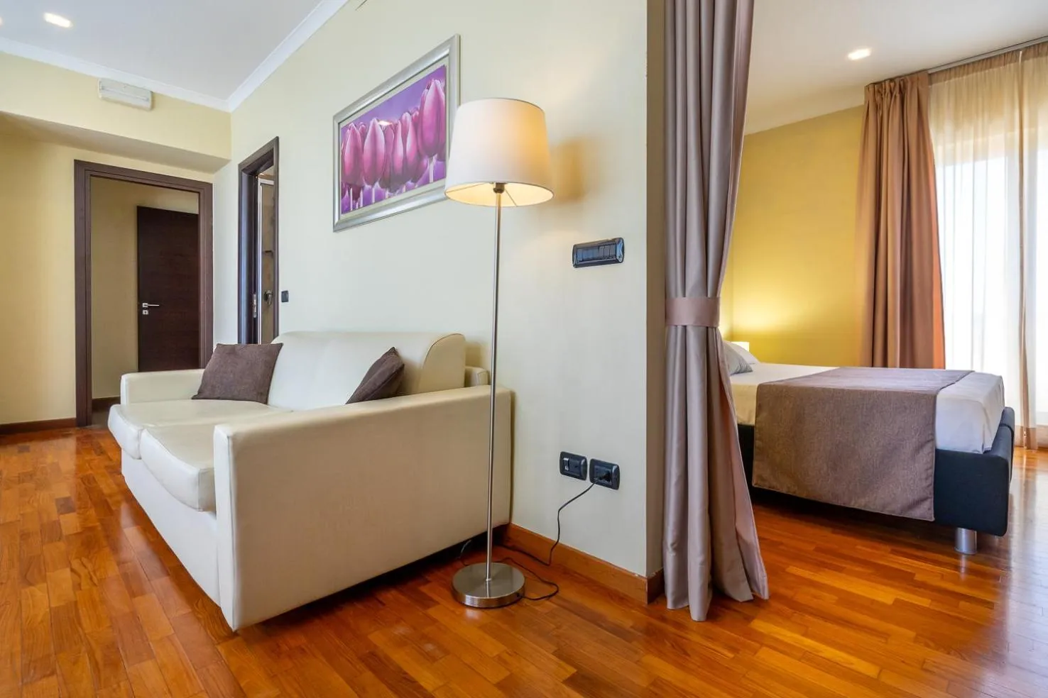 Living room, Bed in Garden Hotel