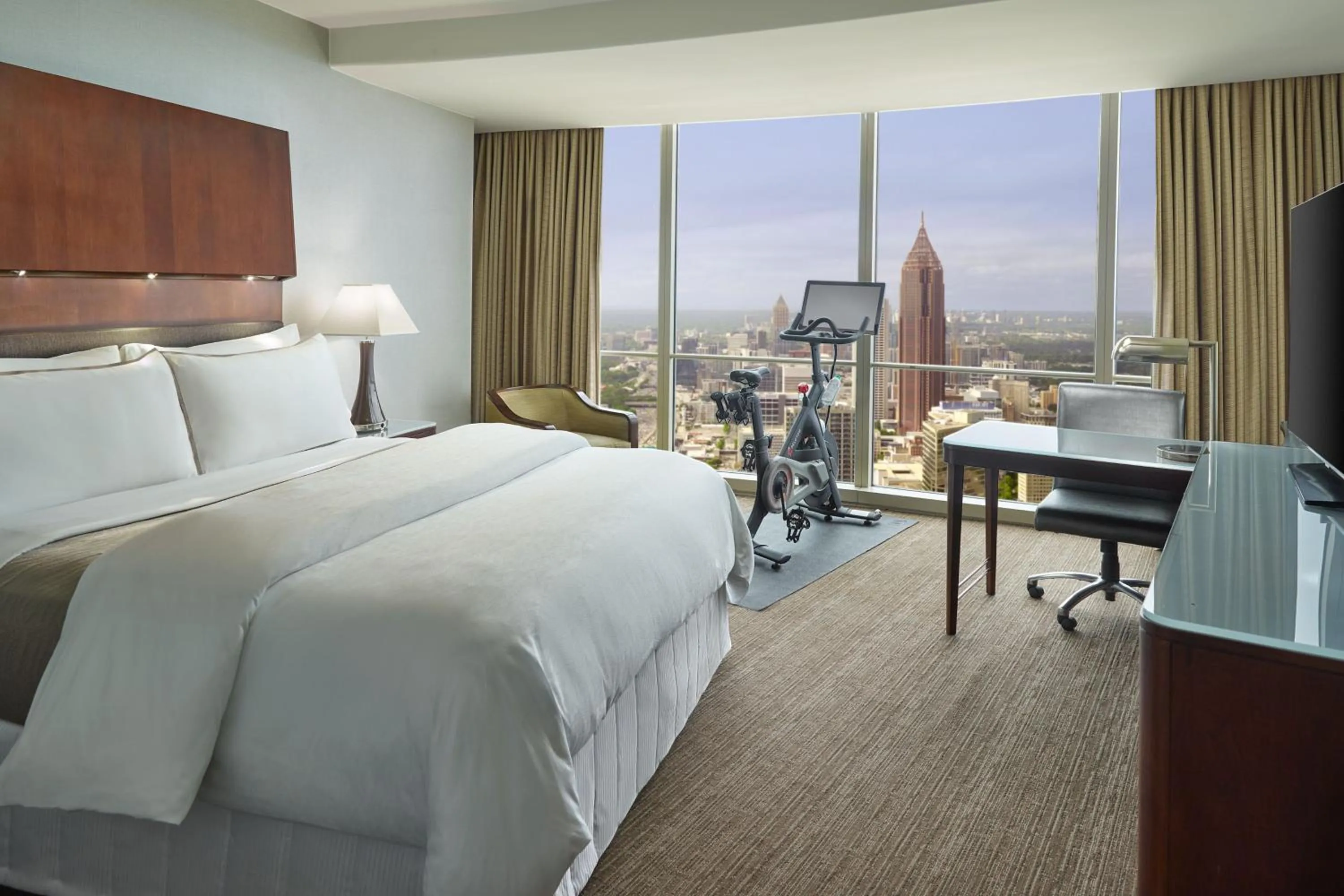 Photo of the whole room, Bed in The Westin Peachtree Plaza, Atlanta