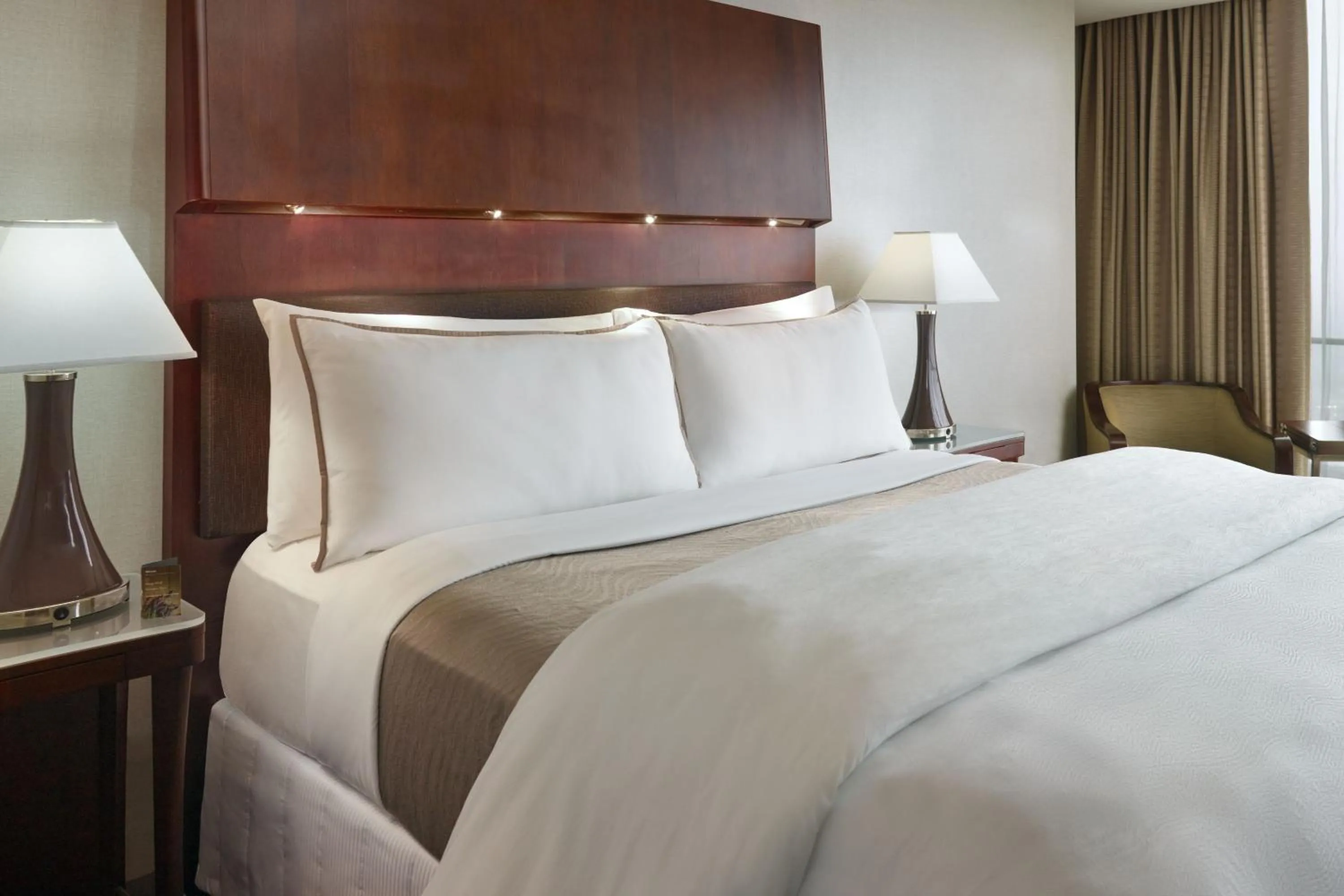 Photo of the whole room, Bed in The Westin Peachtree Plaza, Atlanta