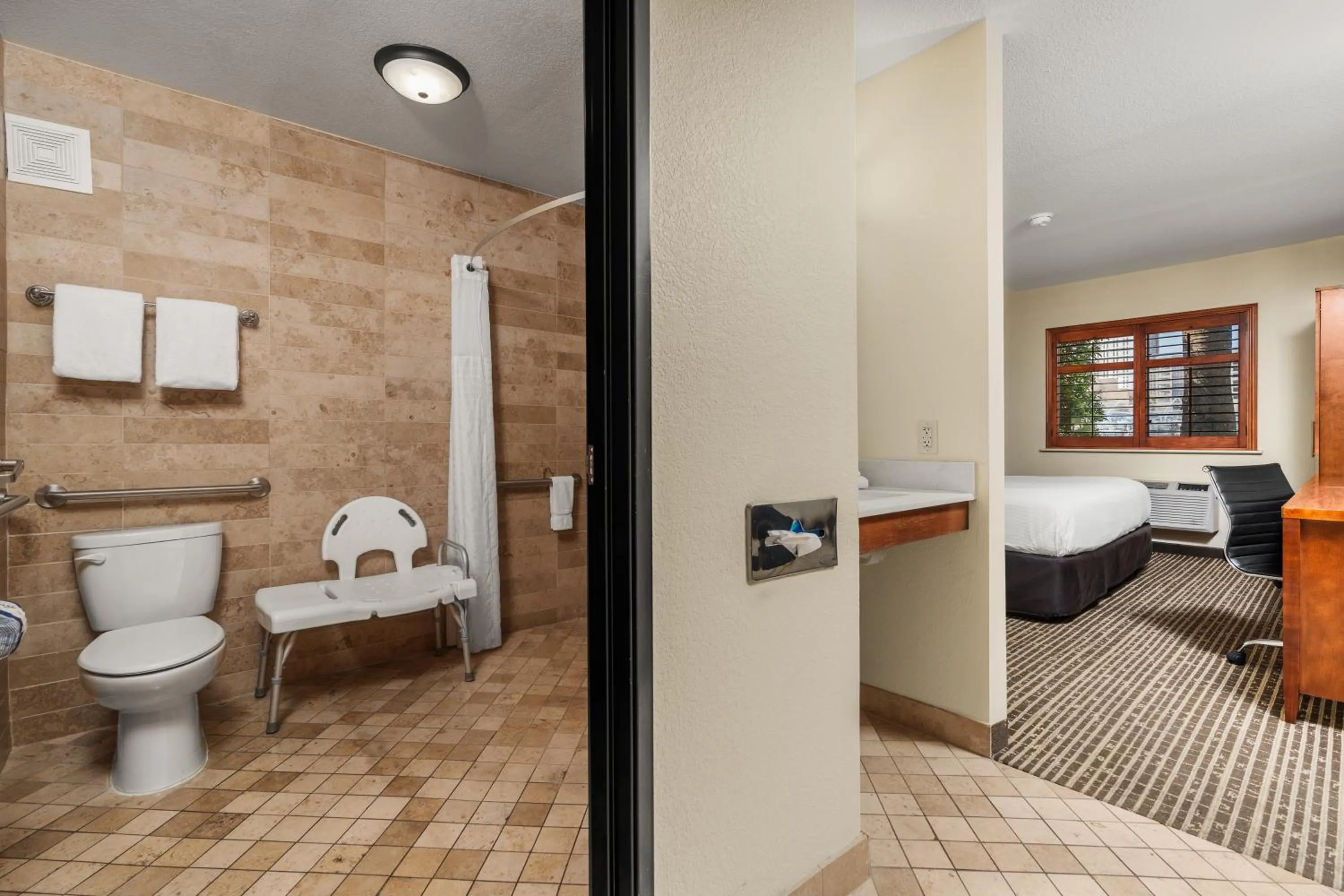 Photo of the whole room, Bed in Ellis Island Hotel Casino & Brewery