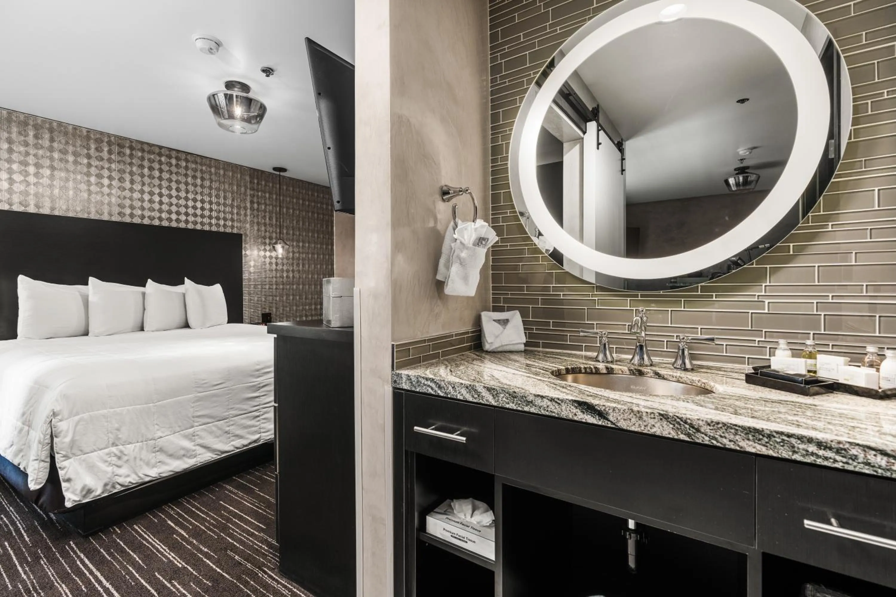 Bedroom, Bed in Ellis Island Hotel Casino & Brewery