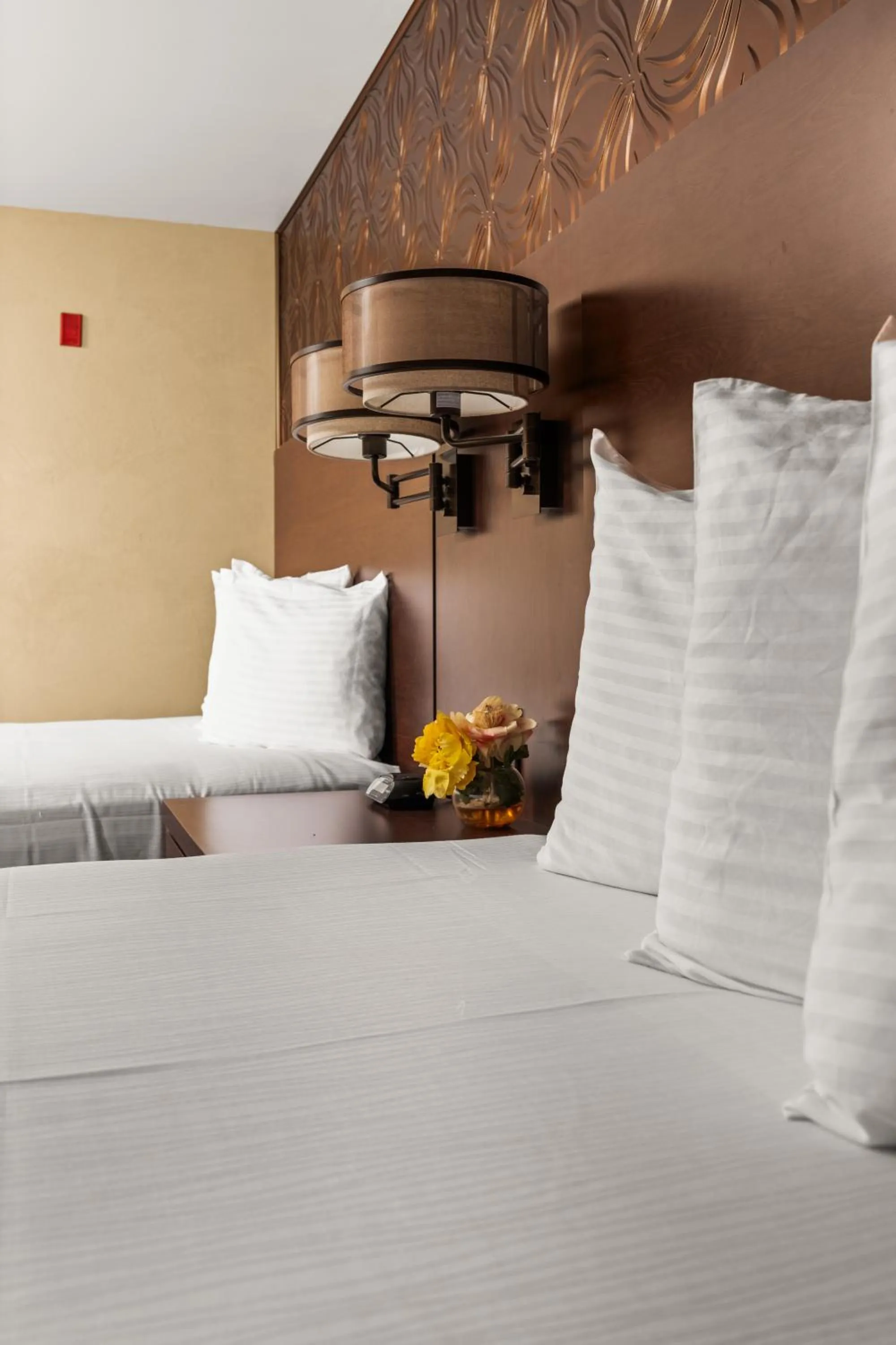 Bedroom, Bed in Ellis Island Hotel Casino & Brewery