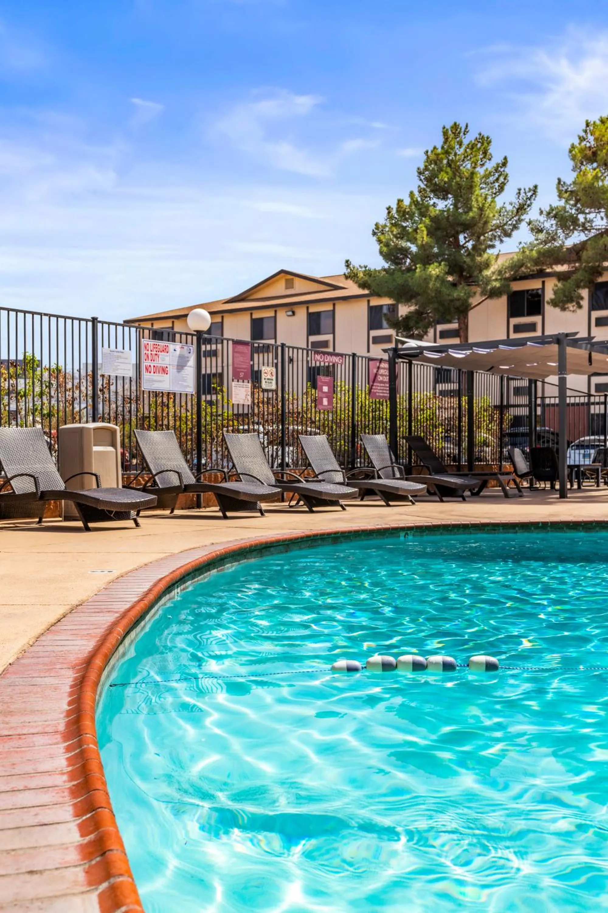 Swimming pool in Ellis Island Hotel Casino & Brewery