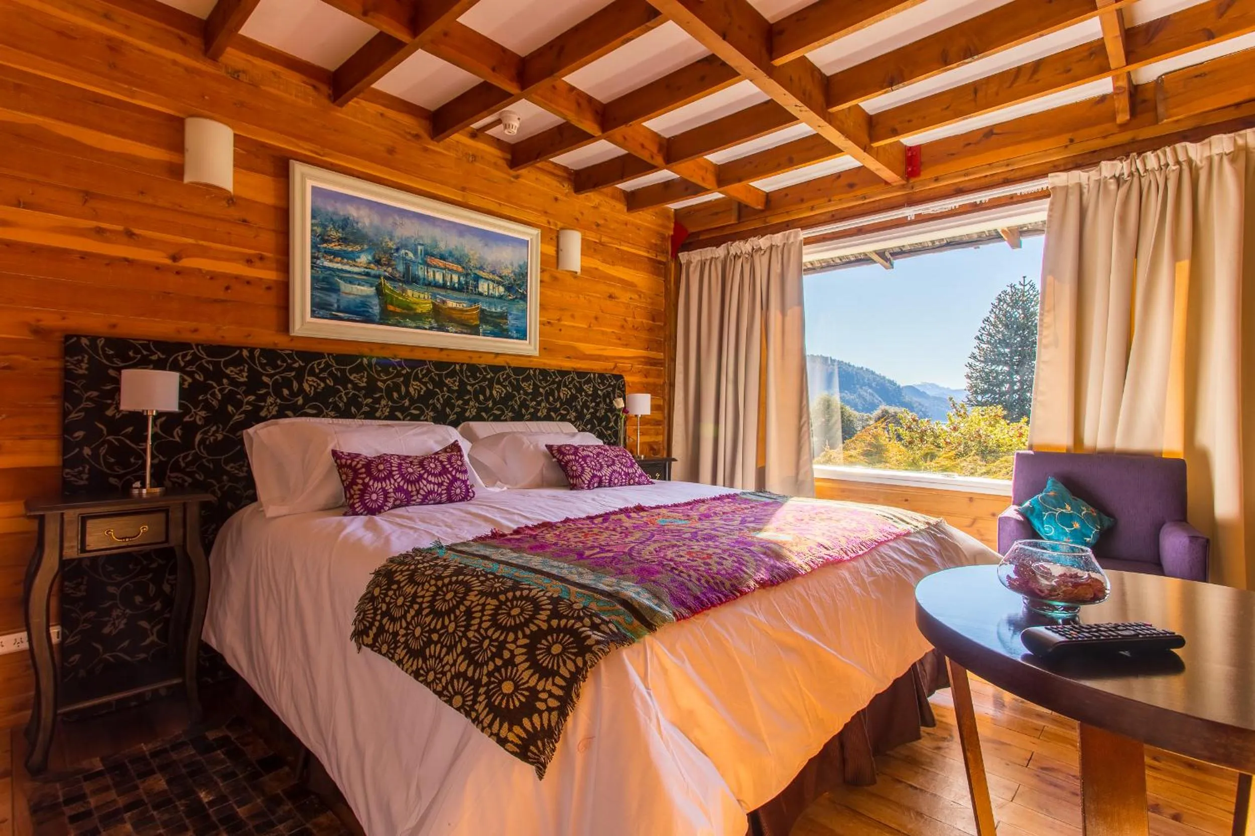 Photo of the whole room in Faraway