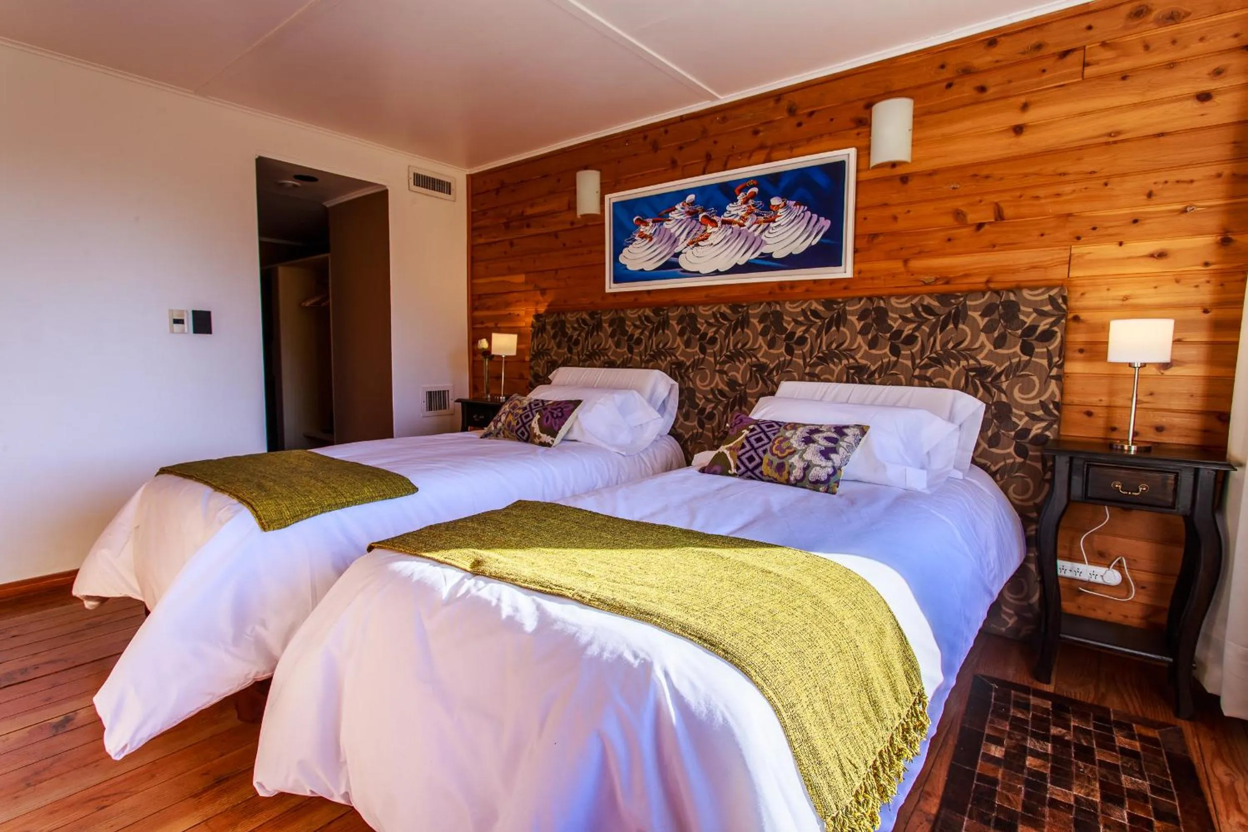 Photo of the whole room in Faraway