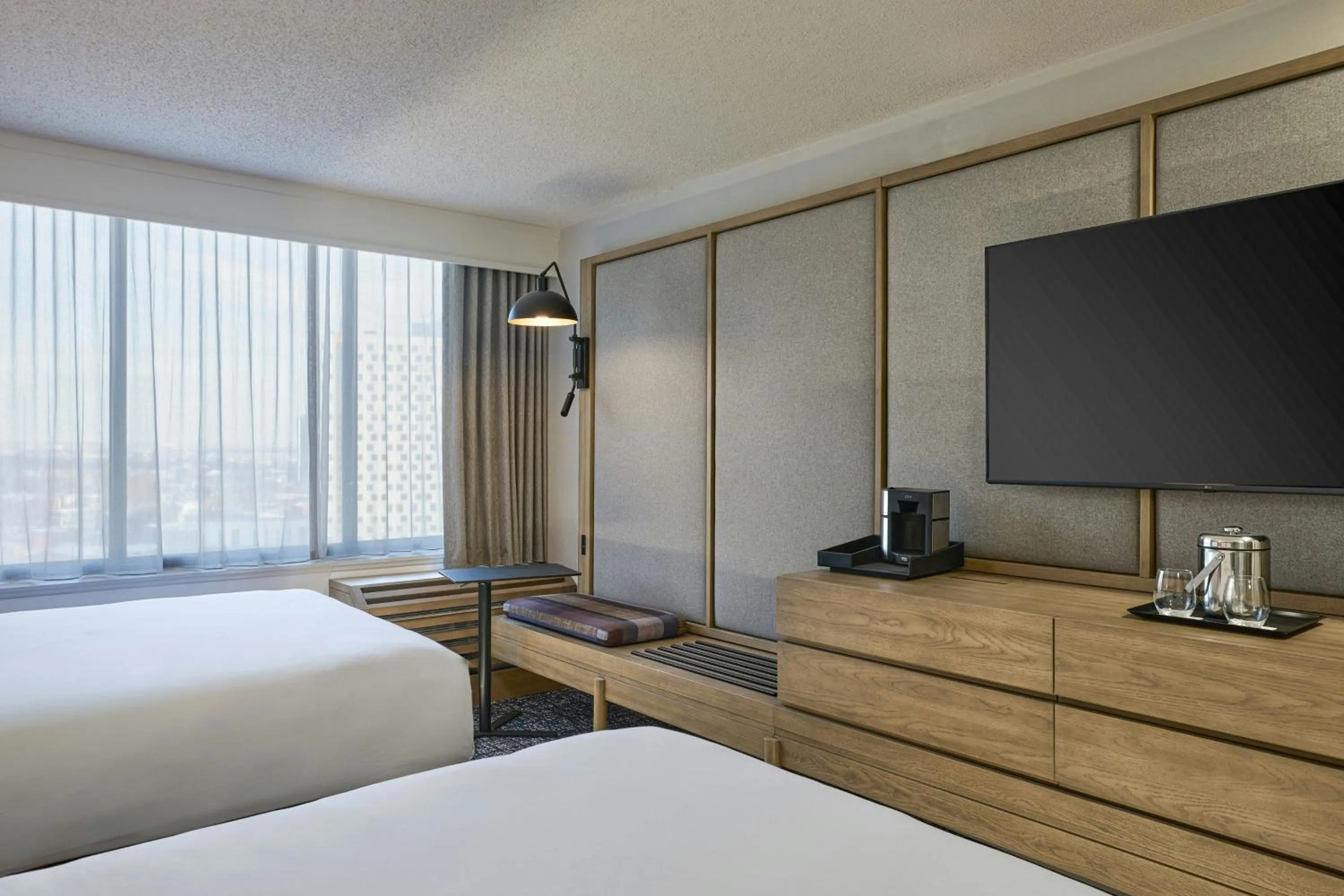 Photo of the whole room, Bed in Sheraton Philadelphia University City Hotel