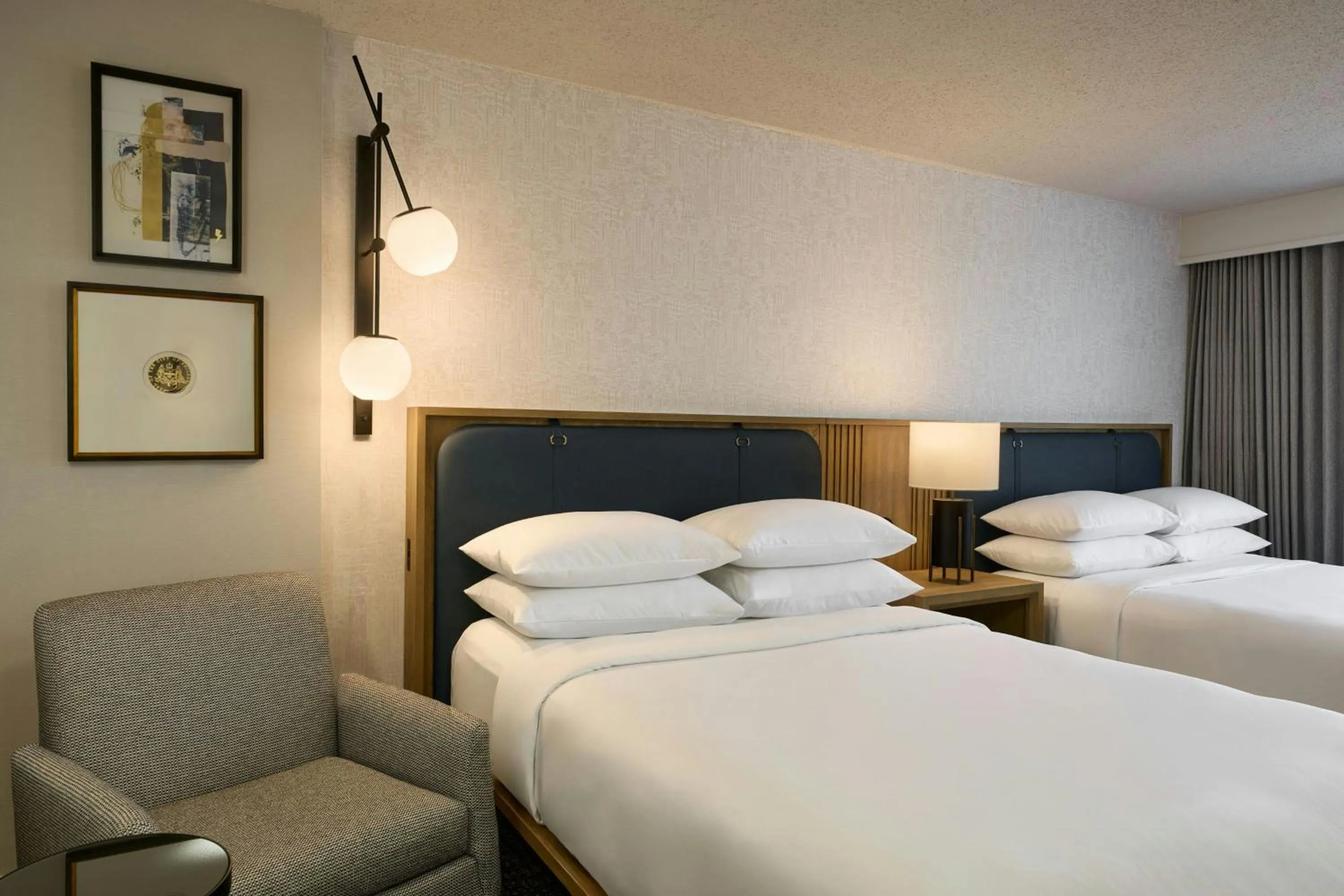 Photo of the whole room, Bed in Sheraton Philadelphia University City Hotel