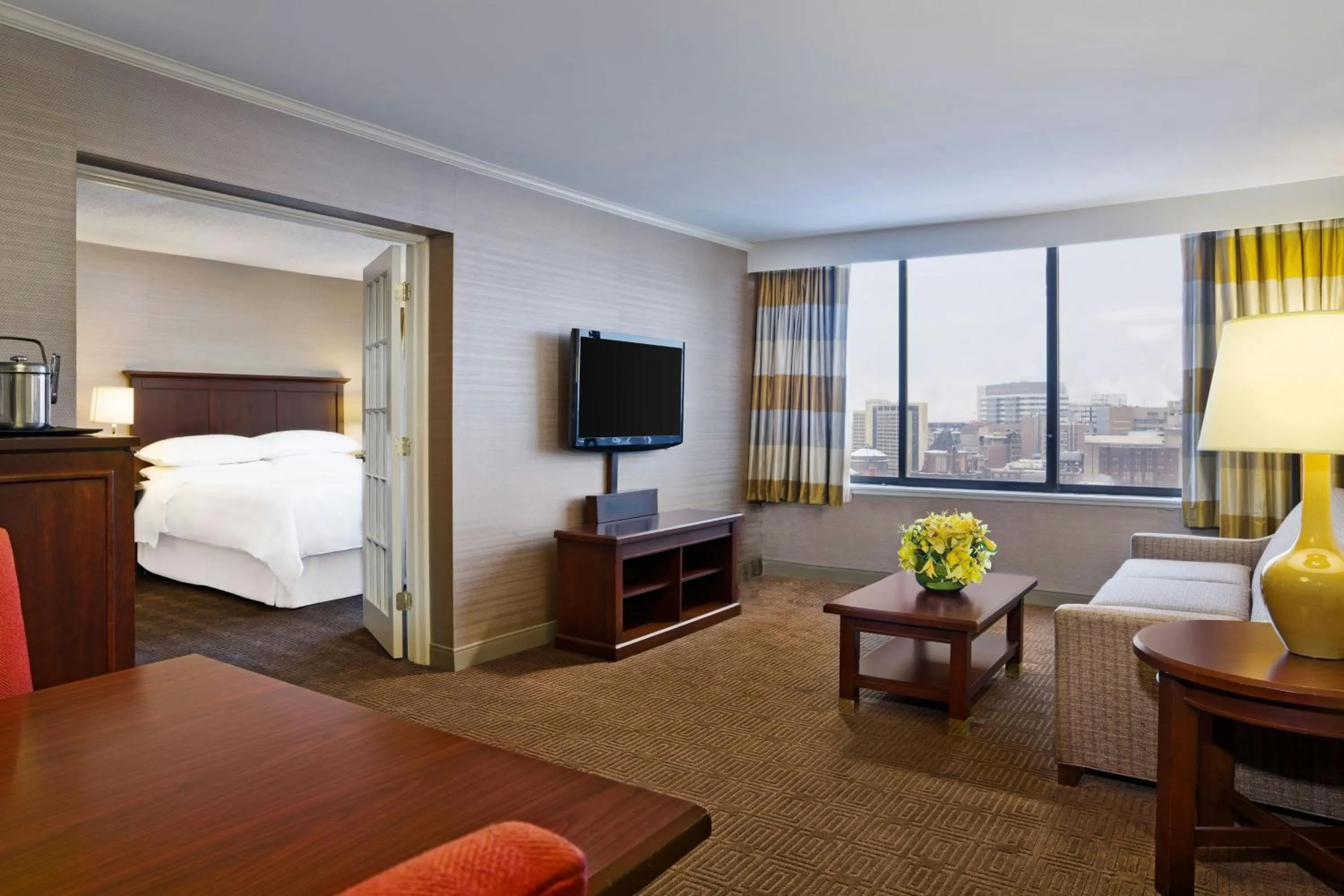 Living room, Bed in Sheraton Philadelphia University City Hotel