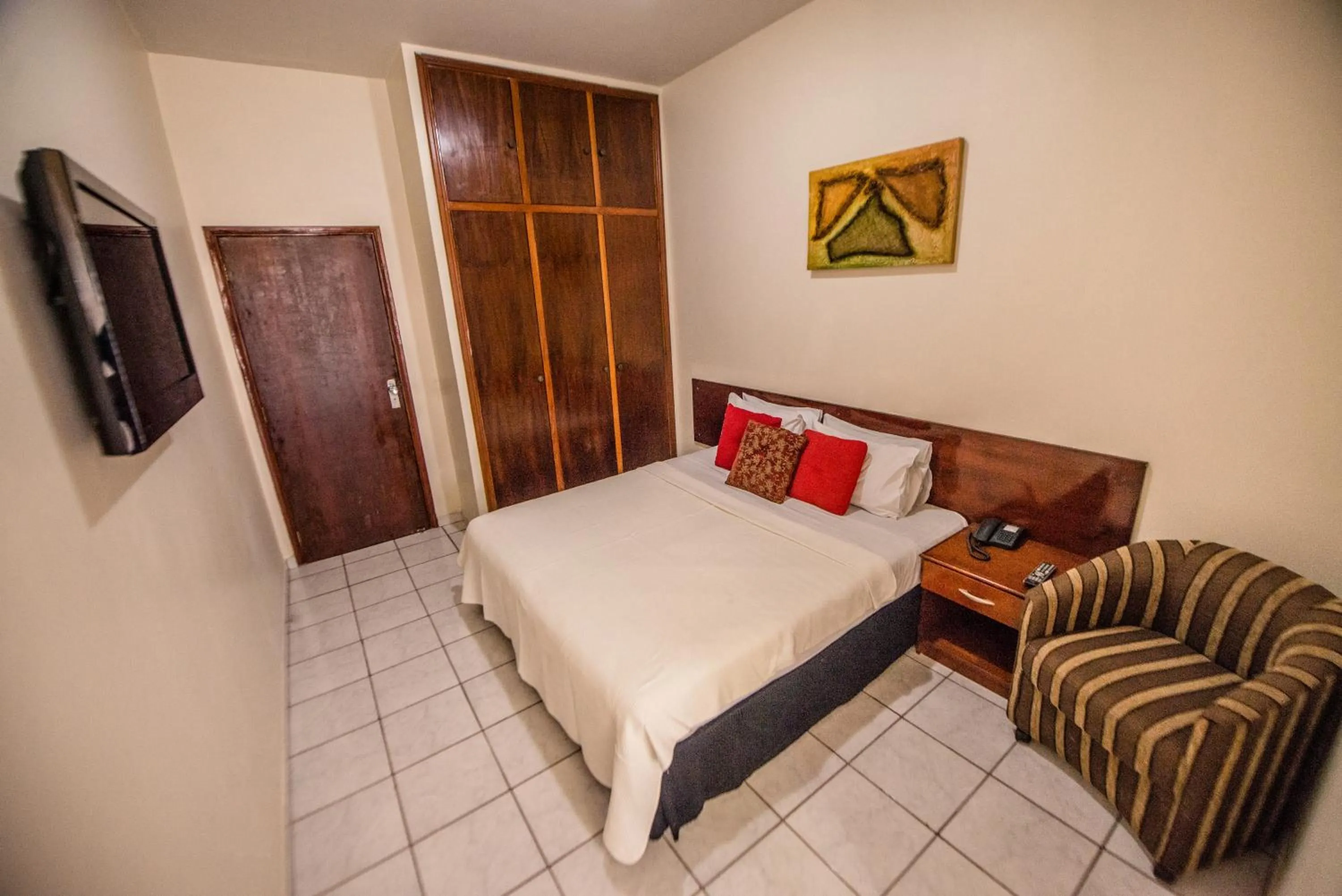 Photo of the whole room, Bed in HAVANA ECONOMY