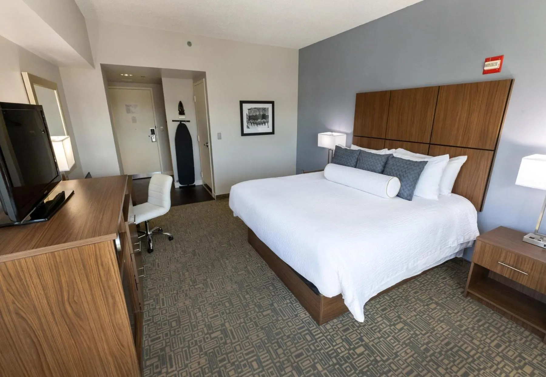 Bed in Kellogg Conference Hotel Capitol Hill at Gallaudet University