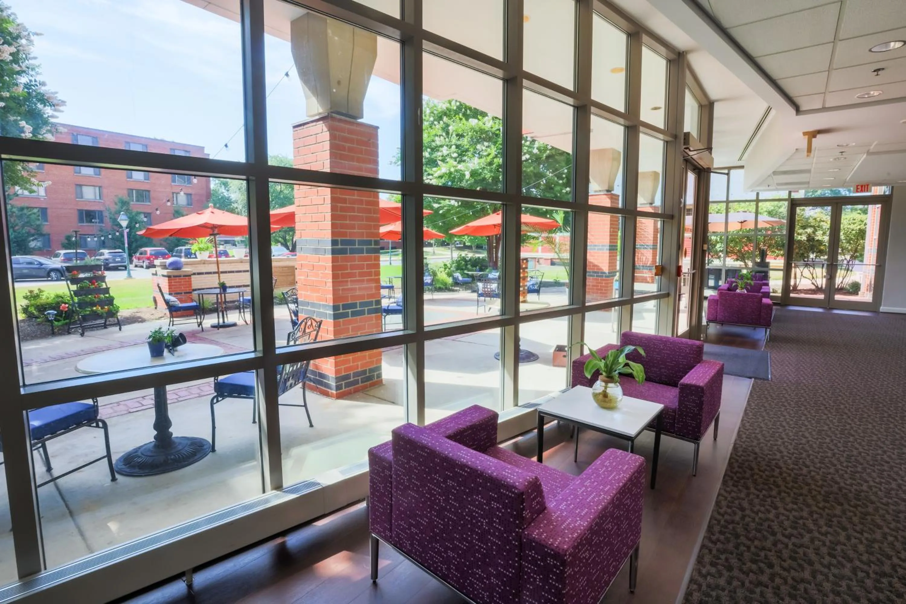 Seating area in Kellogg Conference Hotel Capitol Hill at Gallaudet University