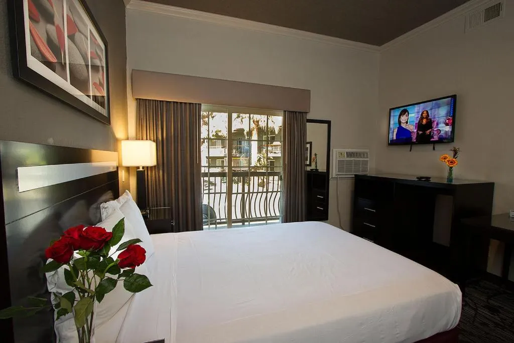 Photo of the whole room, Bed in Granada Inn