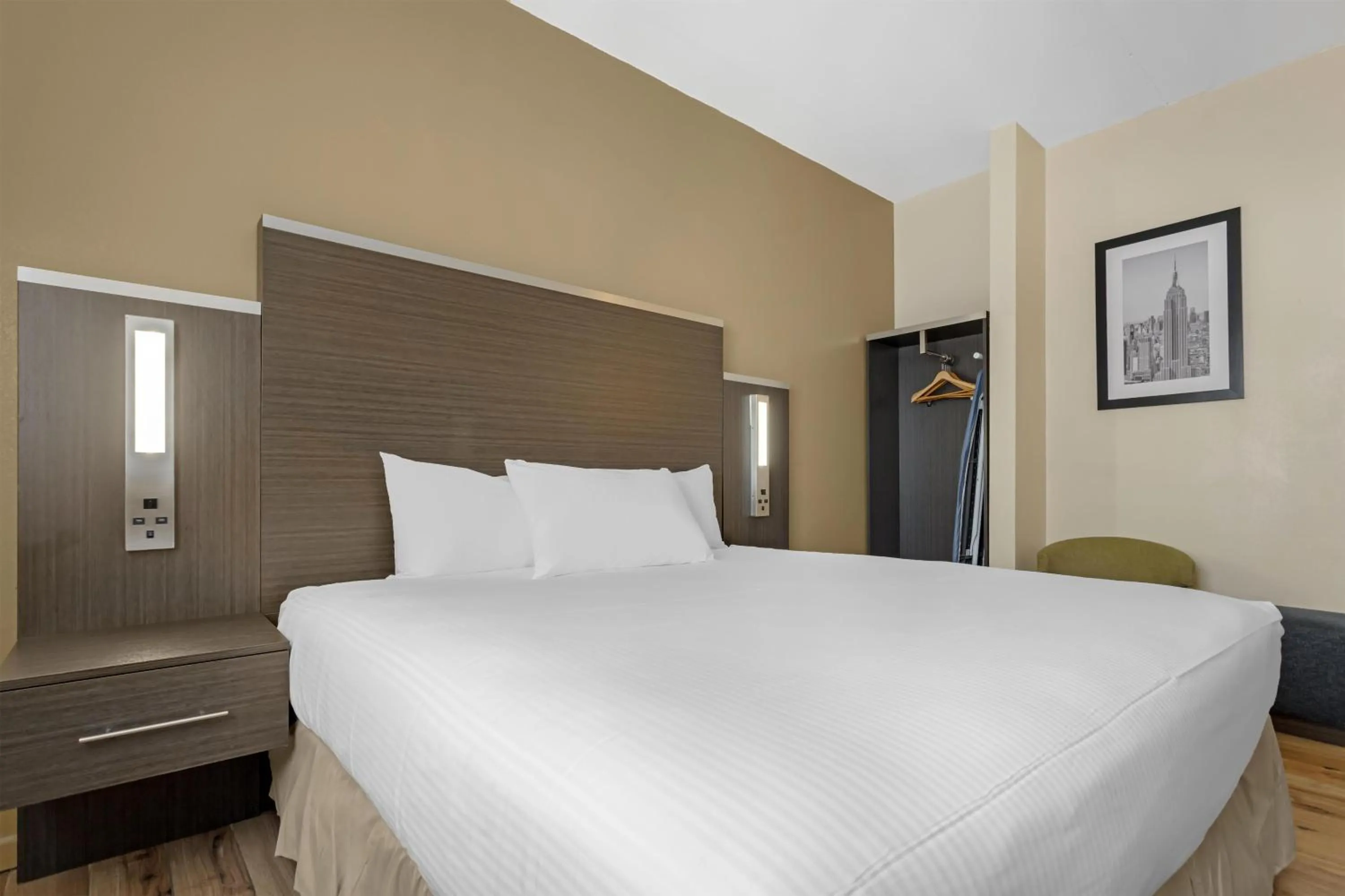 Bedroom, Bed in Best Western Jamaica Inn