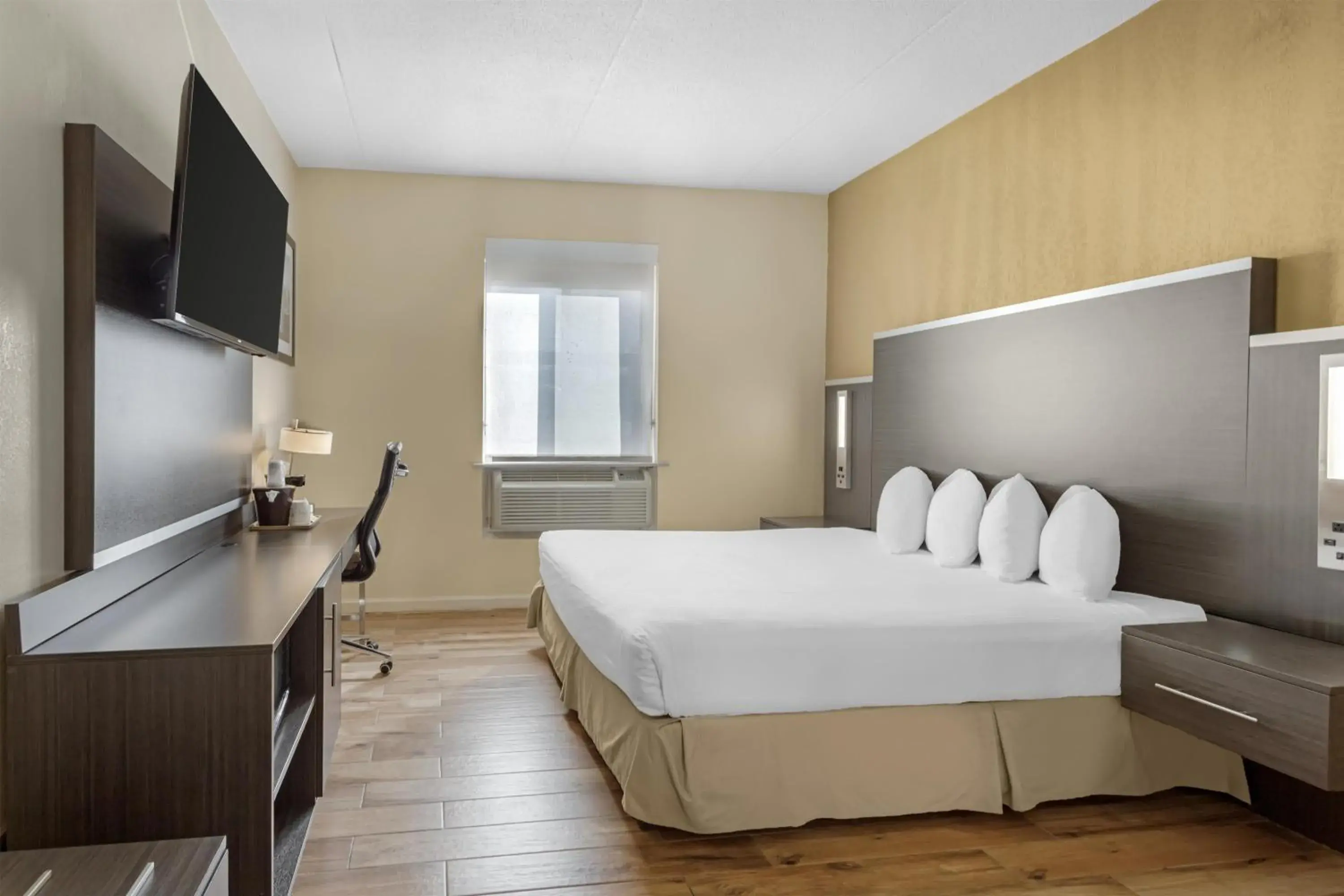 Bedroom, Bed in Best Western Jamaica Inn Bedroom, Bed in Best Western Jamaica Inn