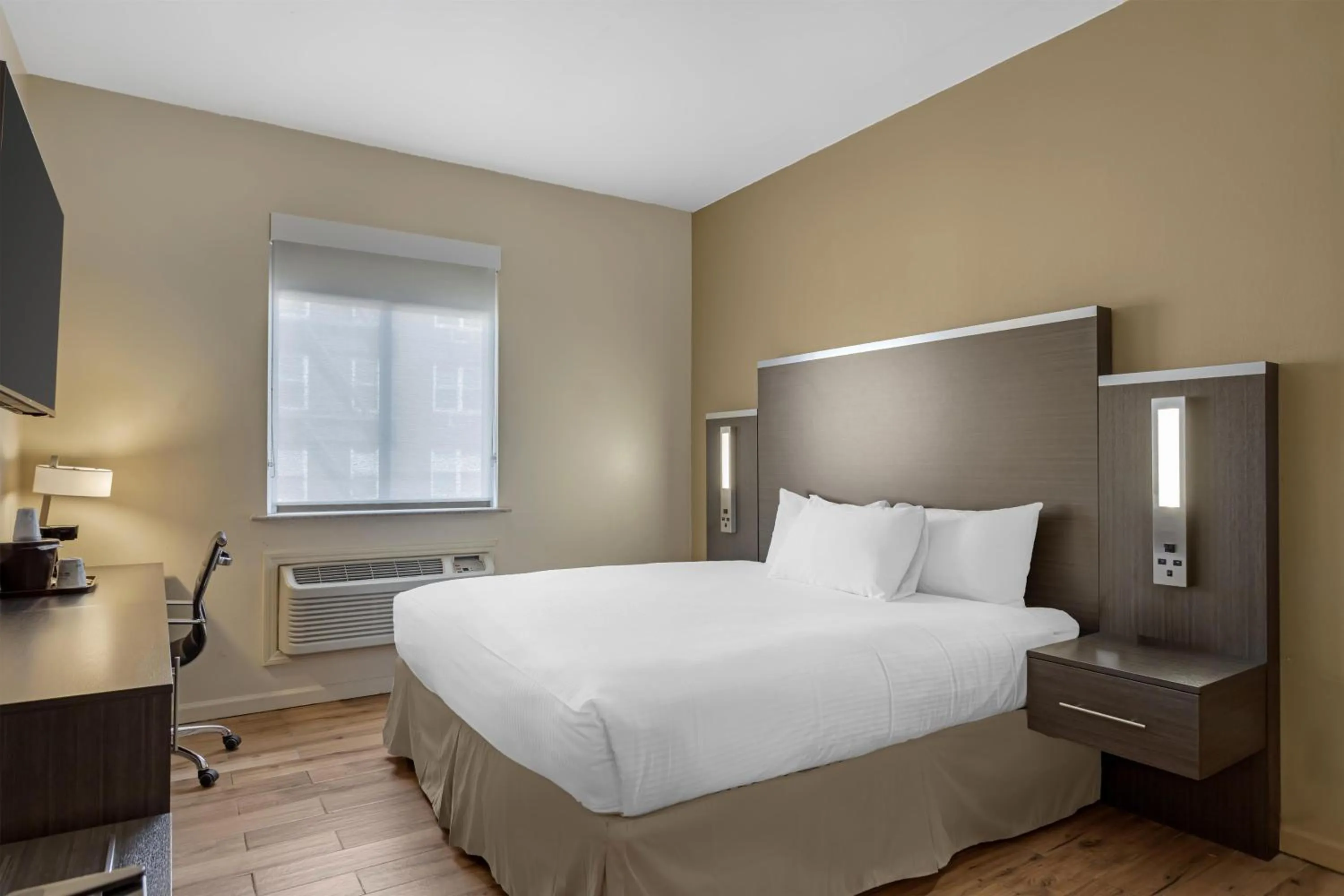 Bedroom, Bed in Best Western Jamaica Inn