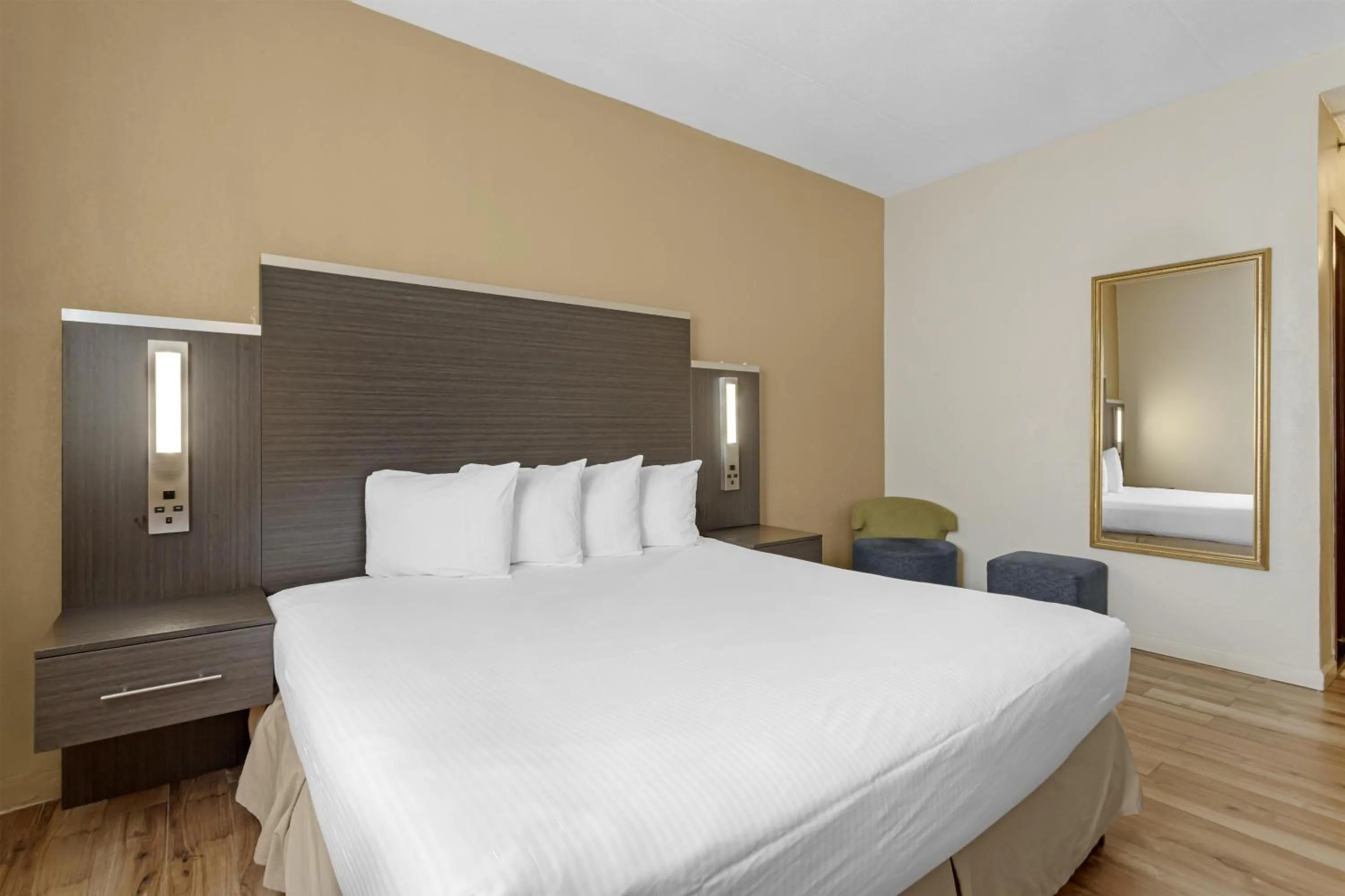 Bedroom, Bed in Best Western Jamaica Inn