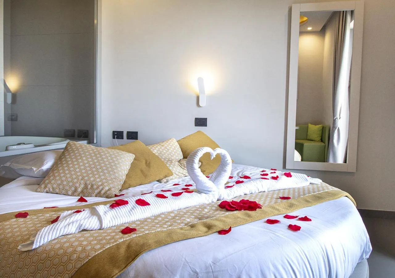 Hot Tub, Bed in Hotel Miramare