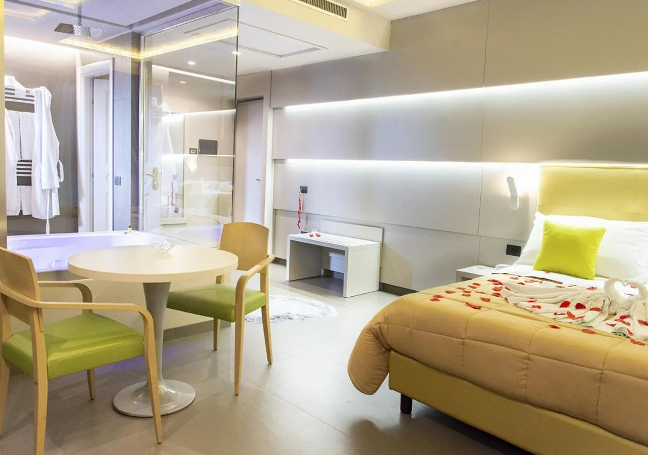 Hot Tub, Bed in Hotel Miramare