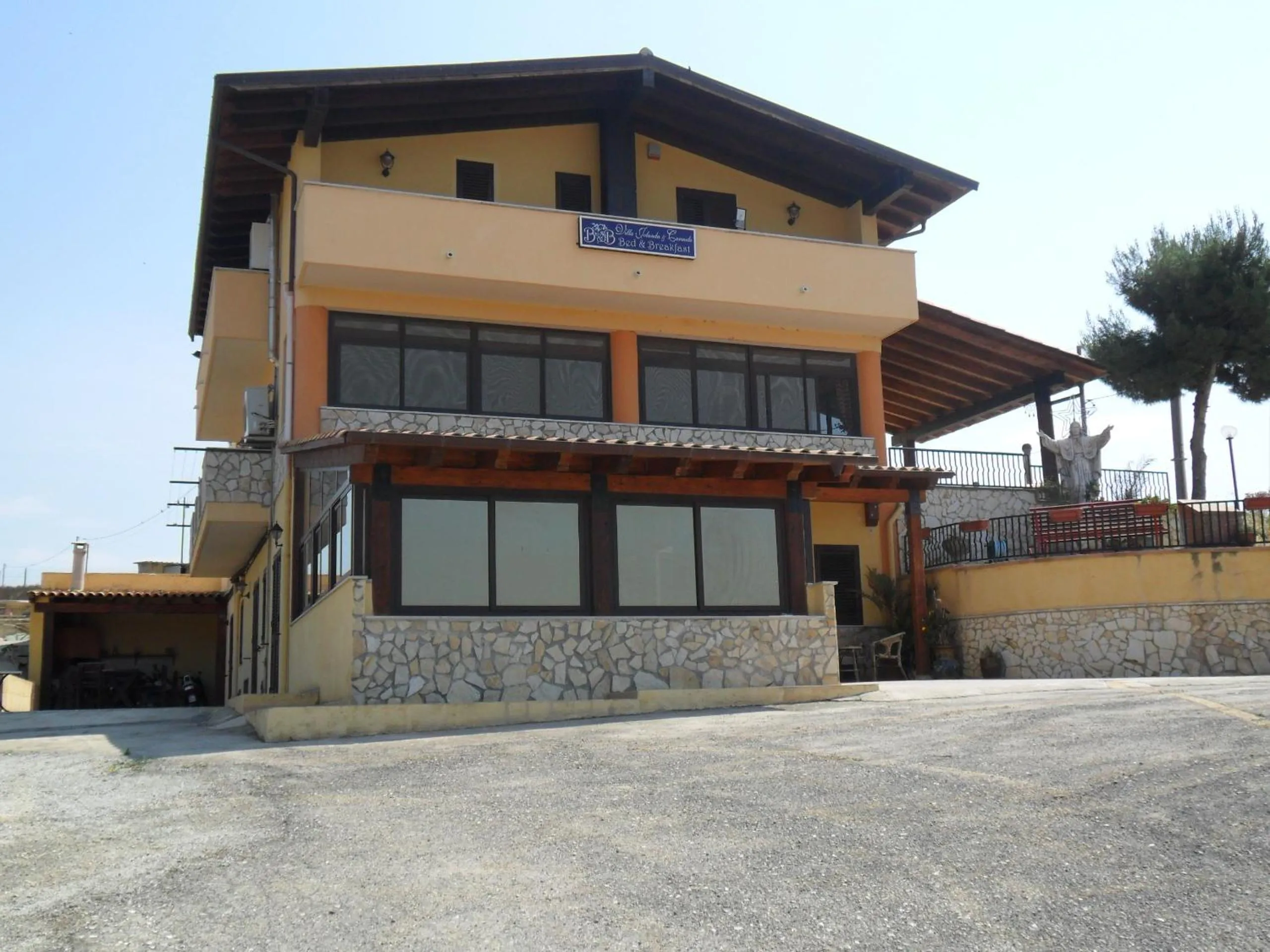 Facade/entrance in Villa Jolanda & Carmelo