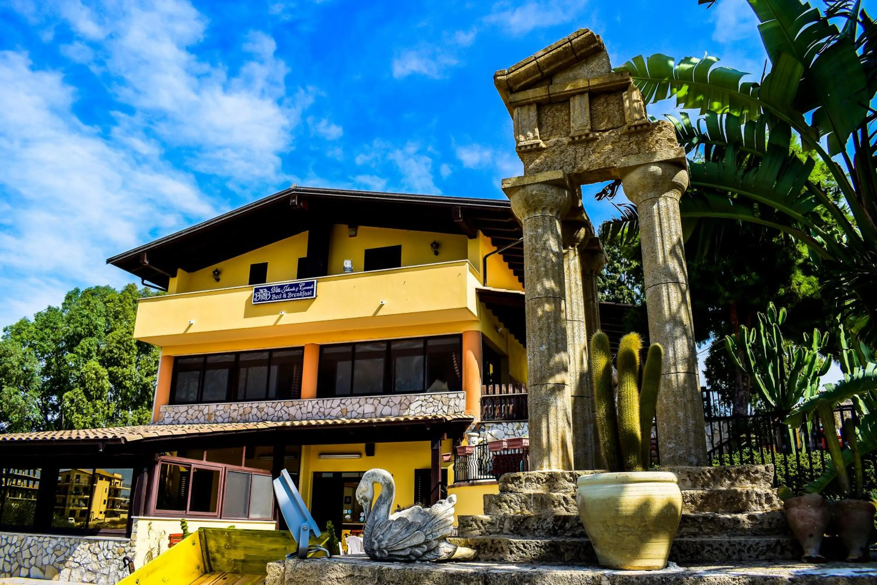 Property building in Villa Jolanda & Carmelo