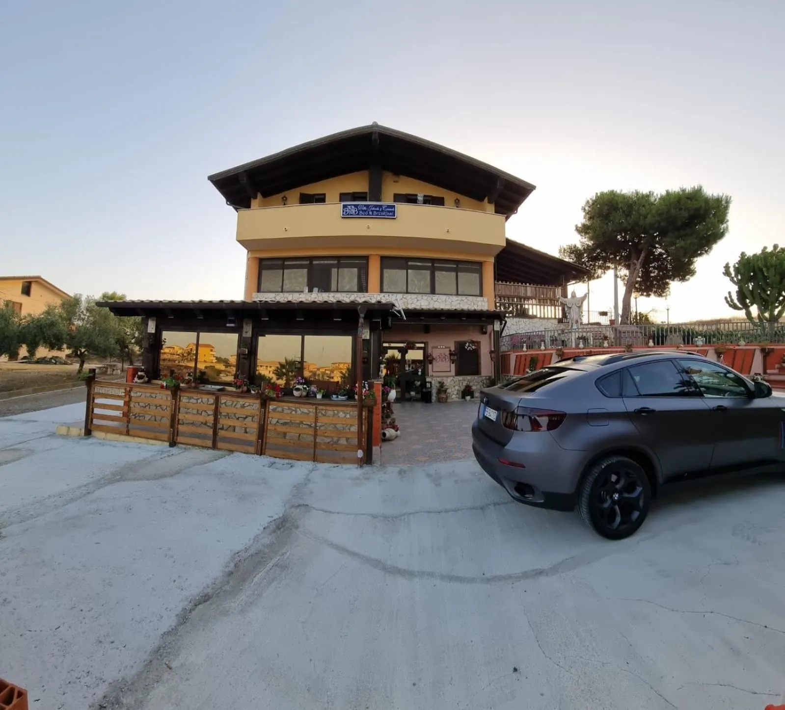 Property building in Villa Jolanda & Carmelo