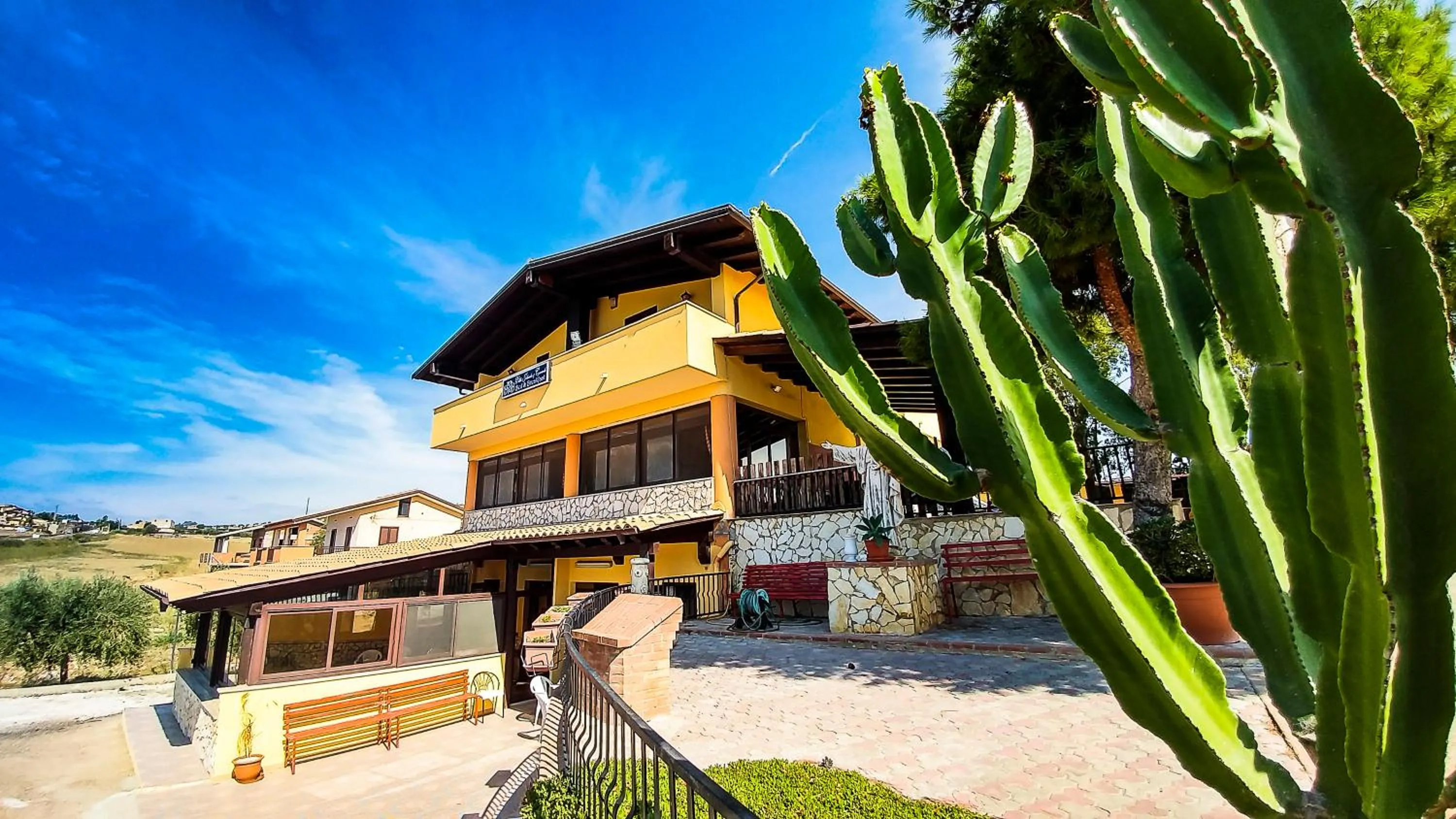 Property building in Villa Jolanda & Carmelo