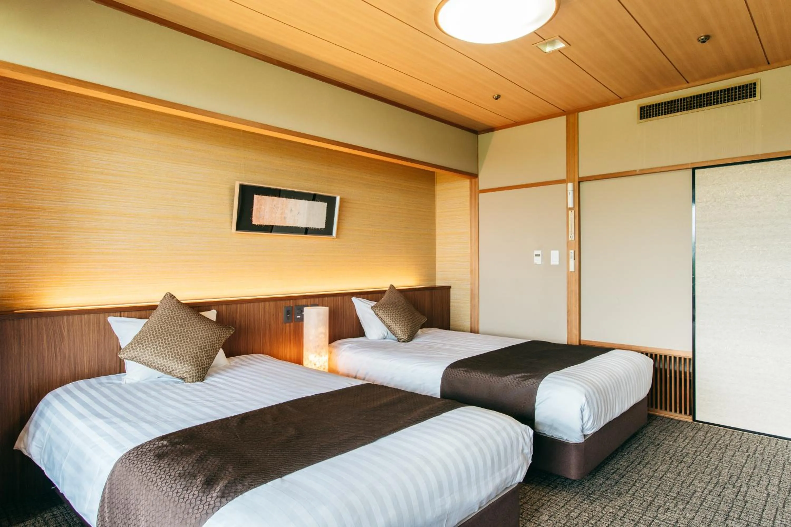 Photo of the whole room, Bed in KAMENOI HOTEL Tondabayashi