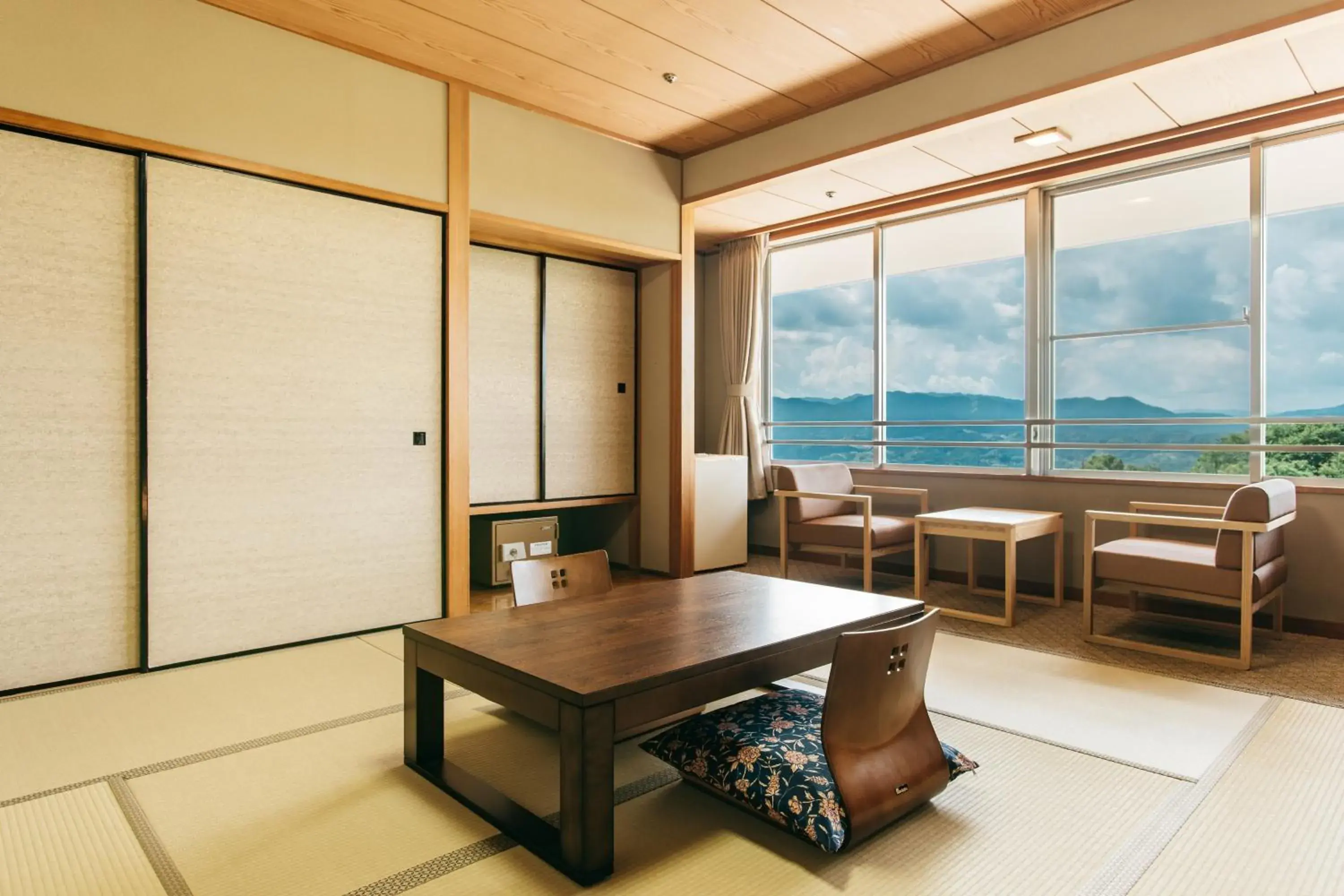 Japanese-style Room with 8 Tatami (MAX 4 Adults) - single occupancy in KAMENOI HOTEL Tondabayashi Japanese-style Room with 8 Tatami (MAX 4 Adults) - single occupancy in KAMENOI HOTEL Tondabayashi
