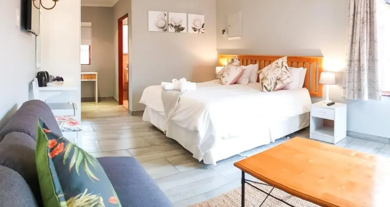 Family Room in Thyme Inn on Greenway Family Room in Thyme Inn on Greenway