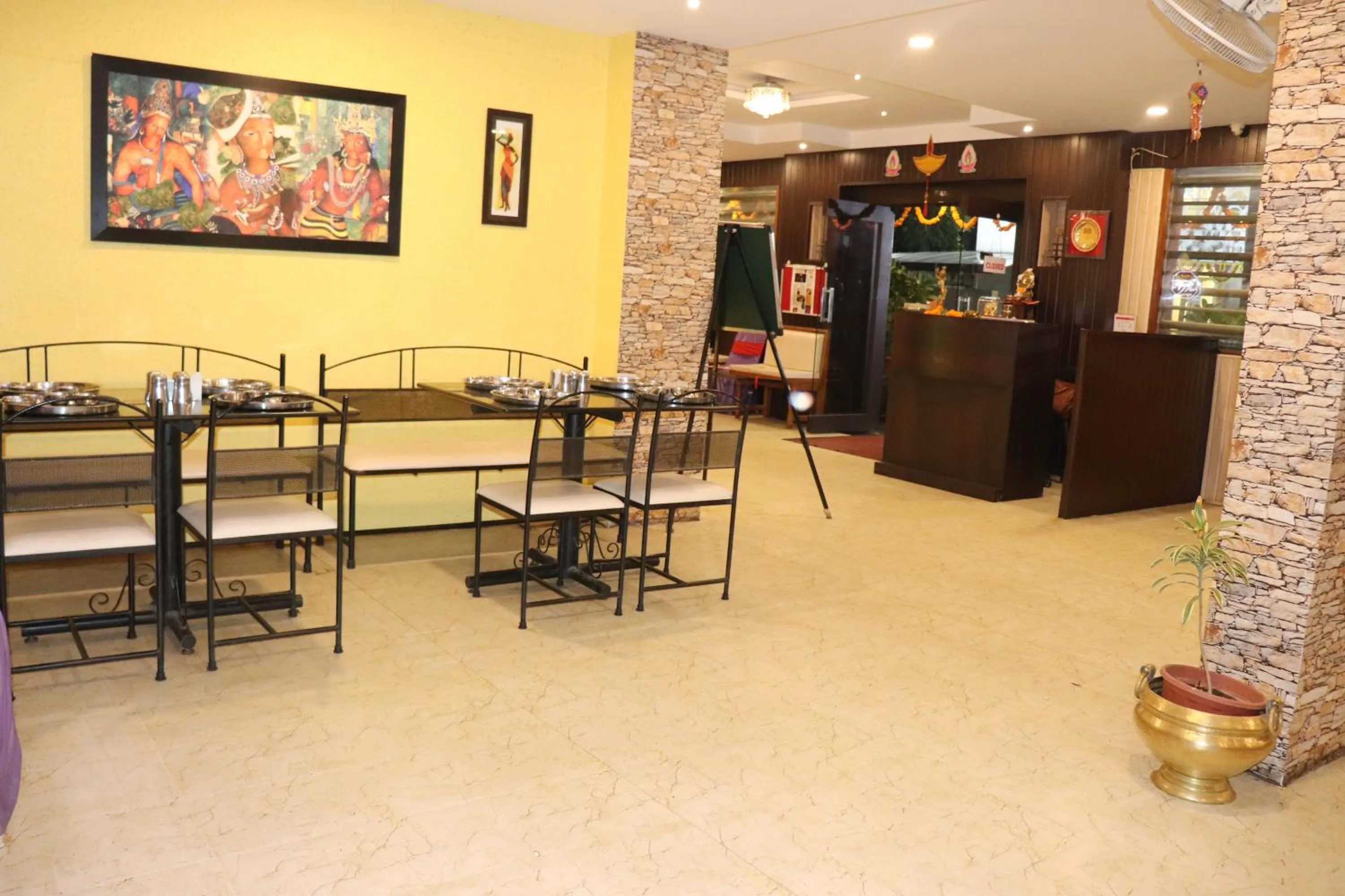 Restaurant/places to eat in Hotel Venkateshwar